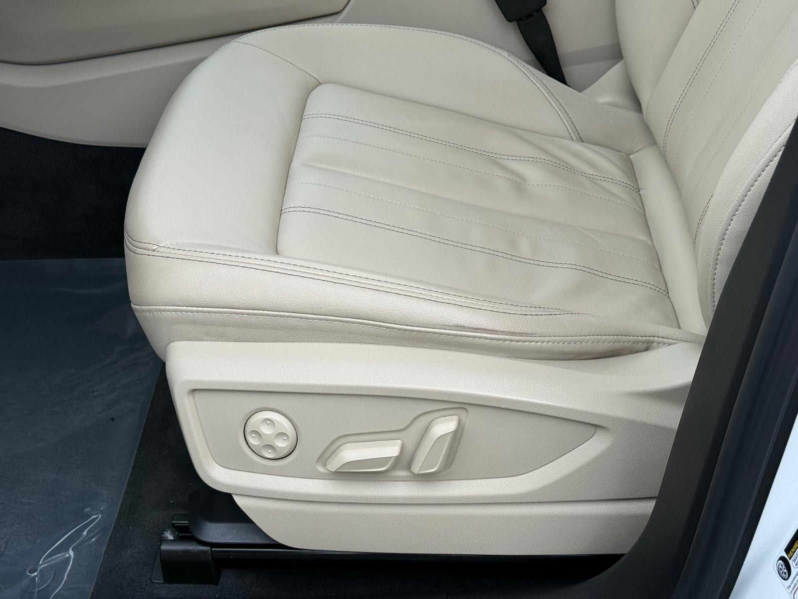 Audi Q5 Vehicle Full-screen Gallery Image 23