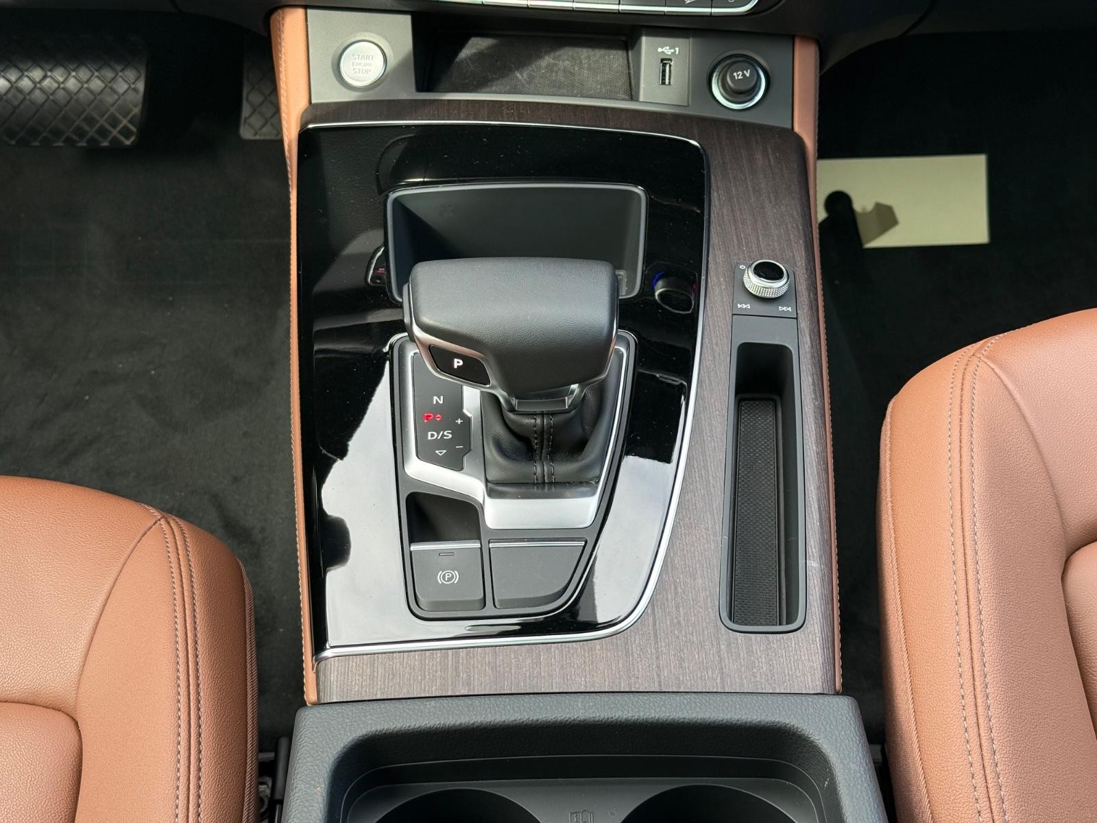 Audi Q5 Vehicle Full-screen Gallery Image 13