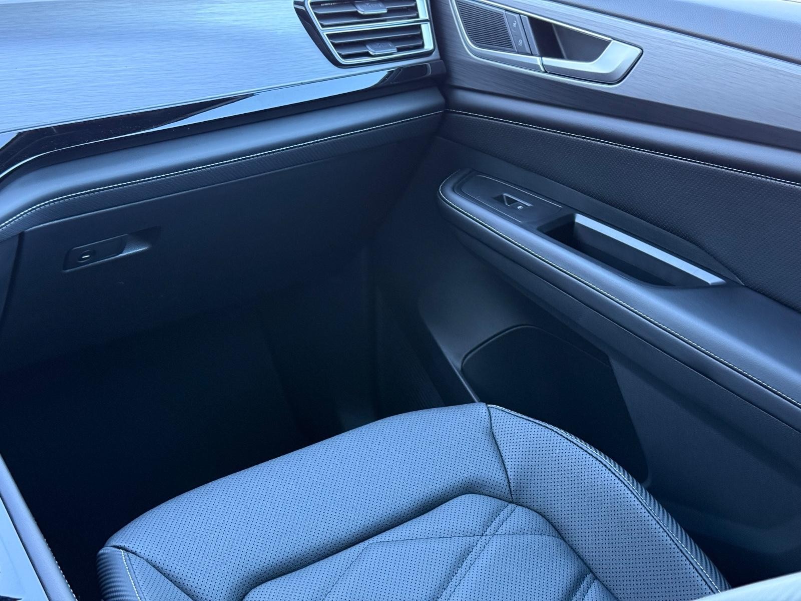 Volkswagen Atlas Cross Sport Vehicle Image 10