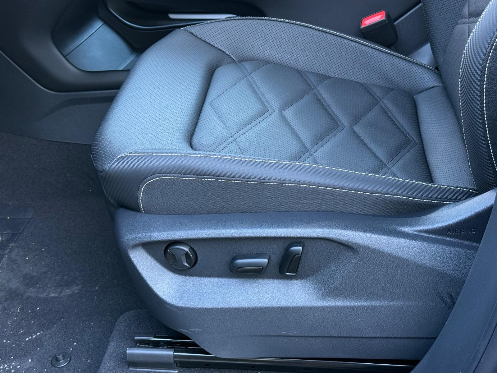 Volkswagen Atlas Cross Sport Vehicle Image 16