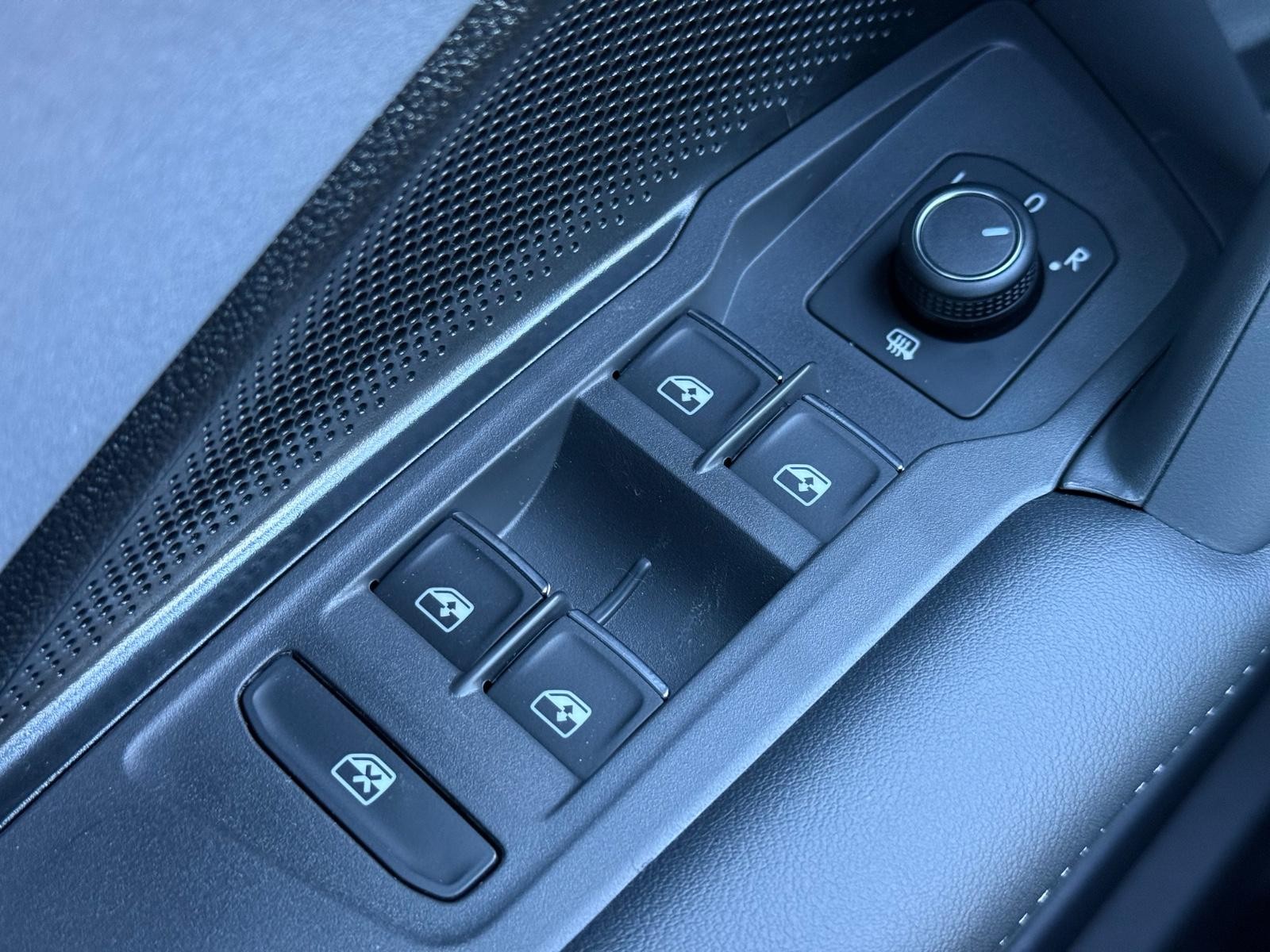 Volkswagen Tiguan Vehicle Image 14