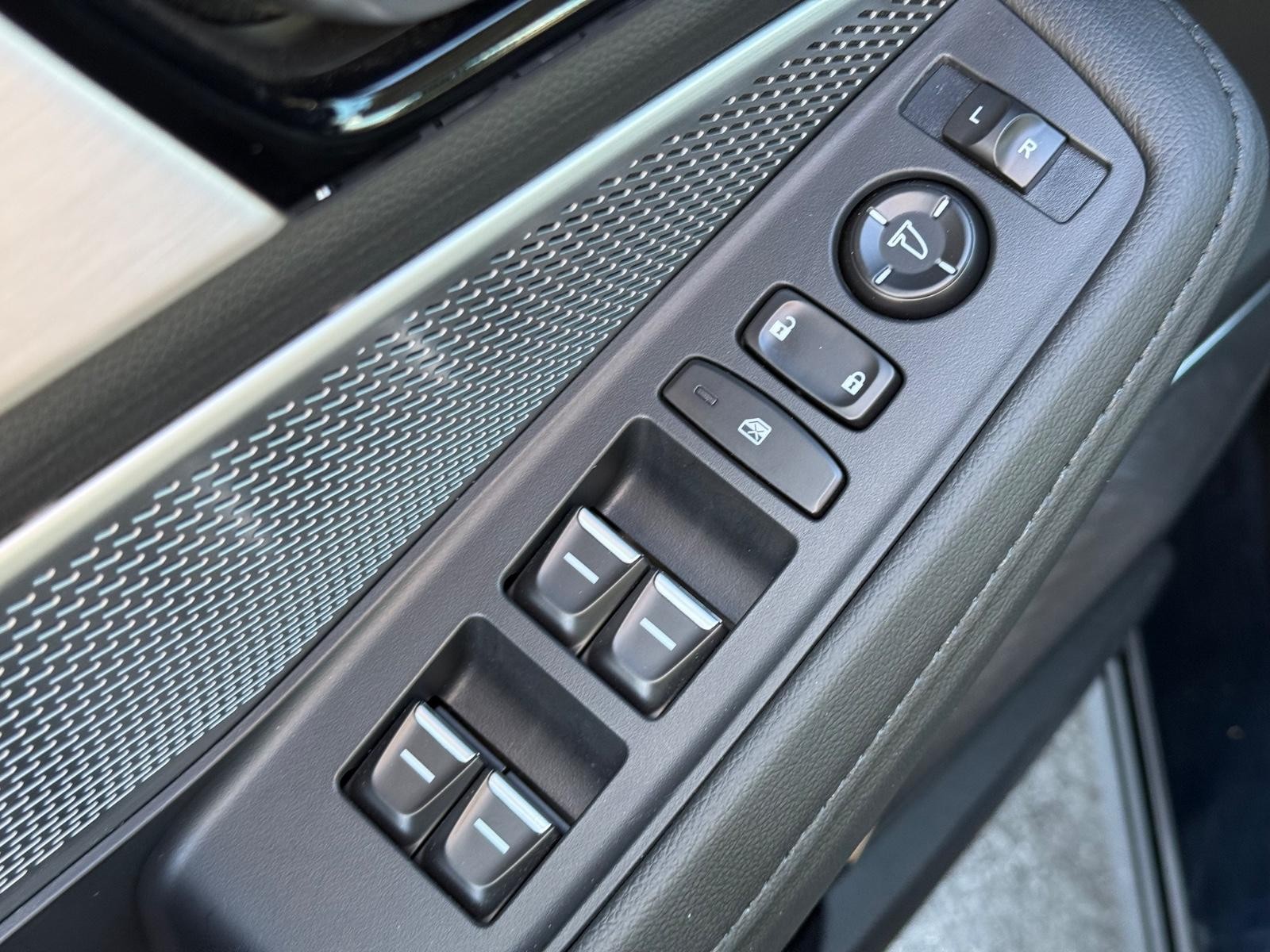 Acura MDX Vehicle Image 22