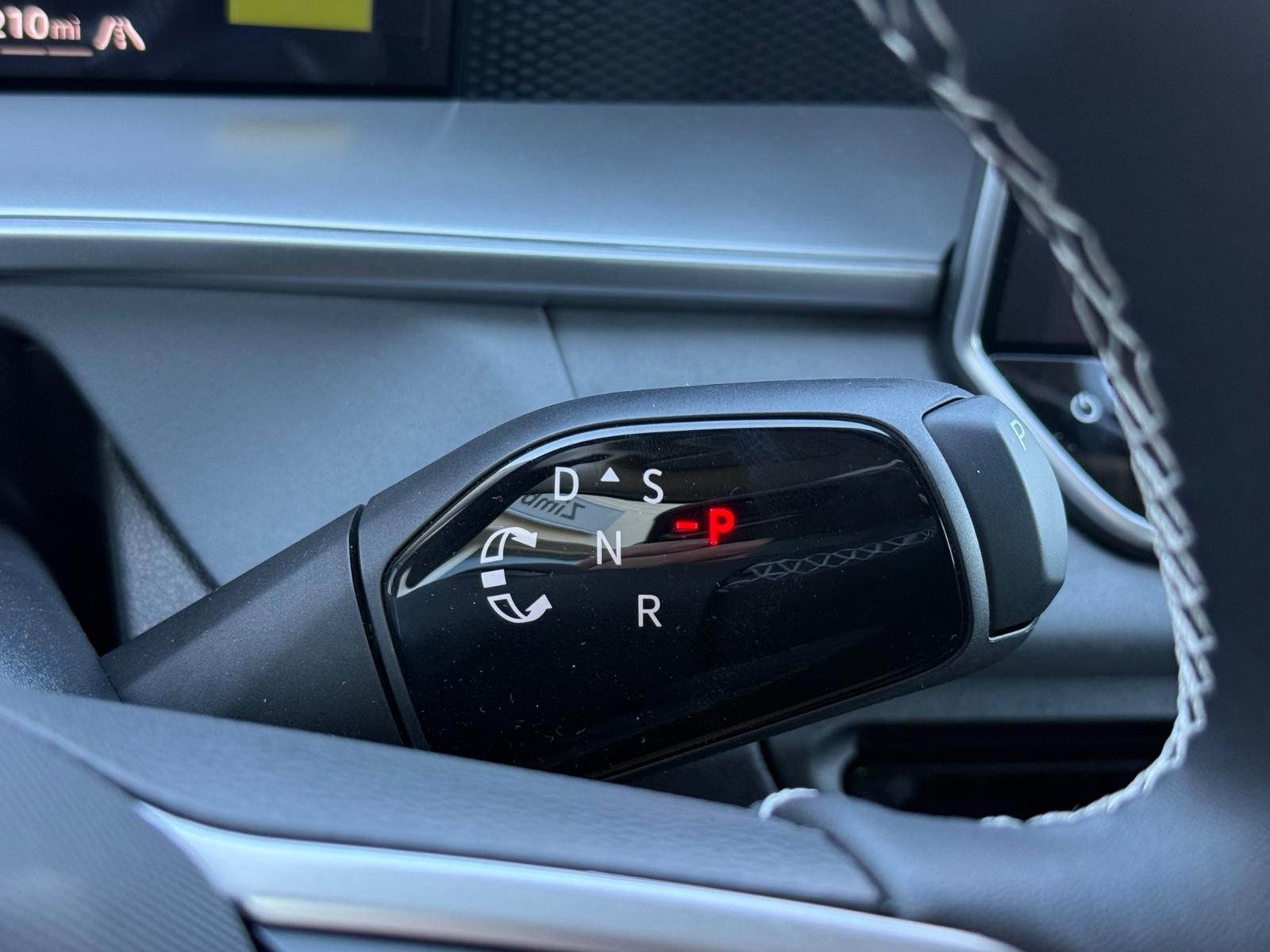 Volkswagen Tiguan Vehicle Image 12