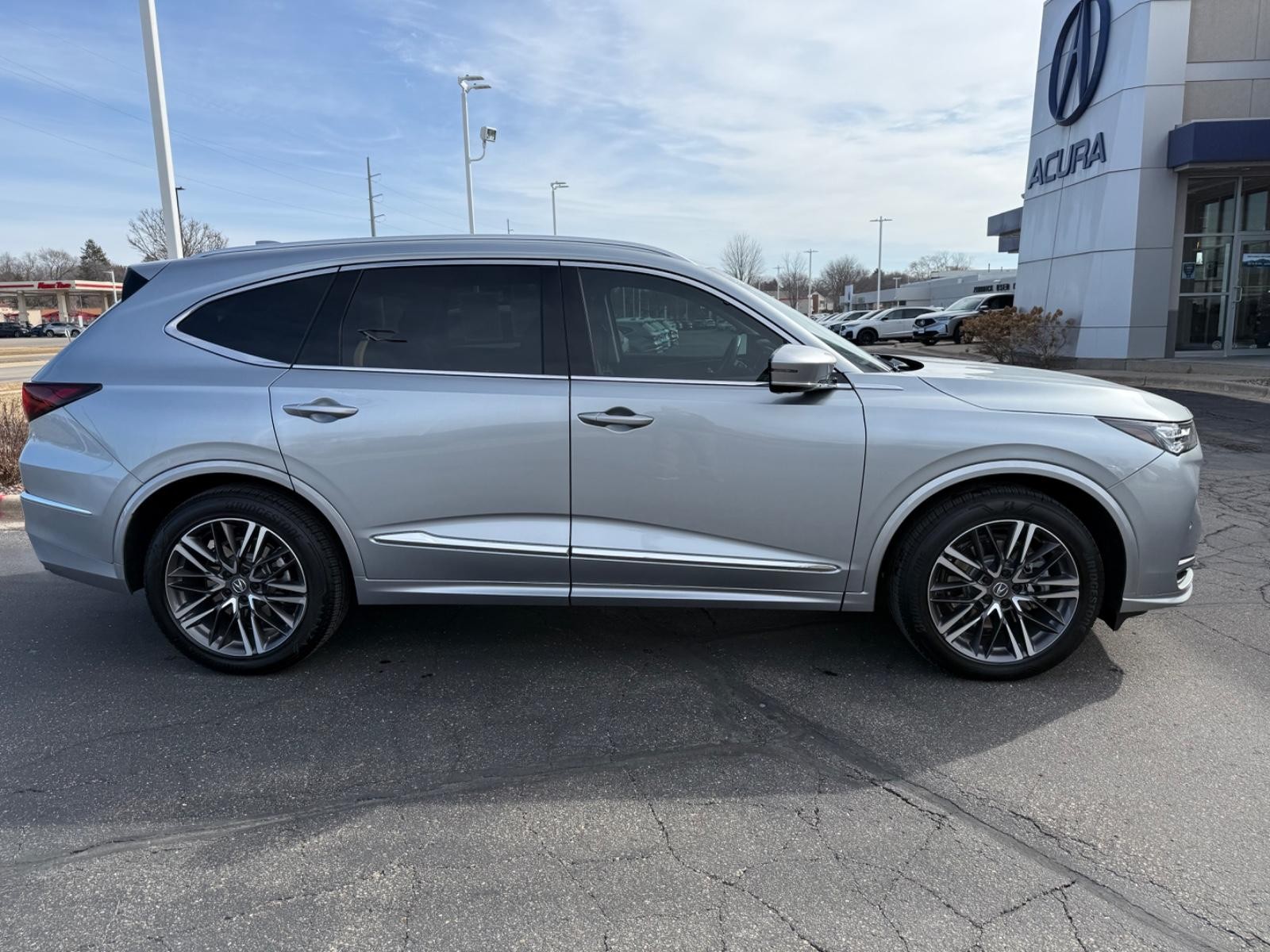 Acura MDX Vehicle Full-screen Gallery Image 02