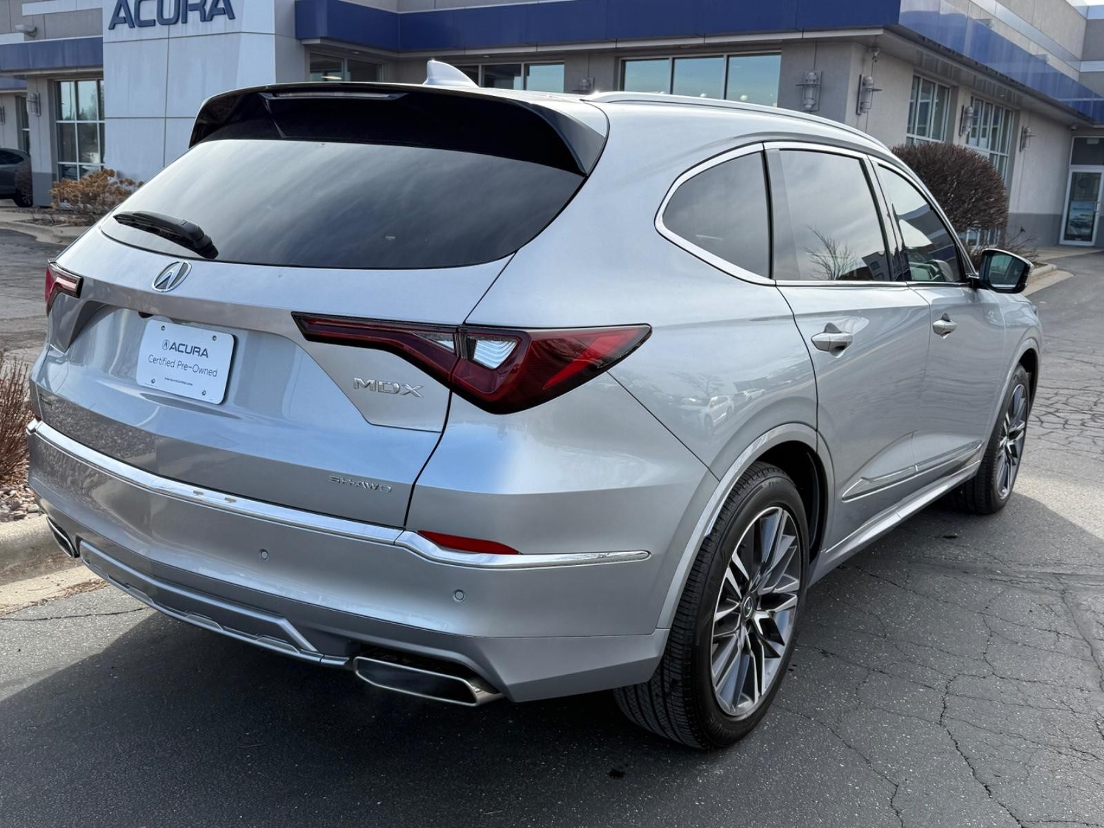 Acura MDX Vehicle Full-screen Gallery Image 03