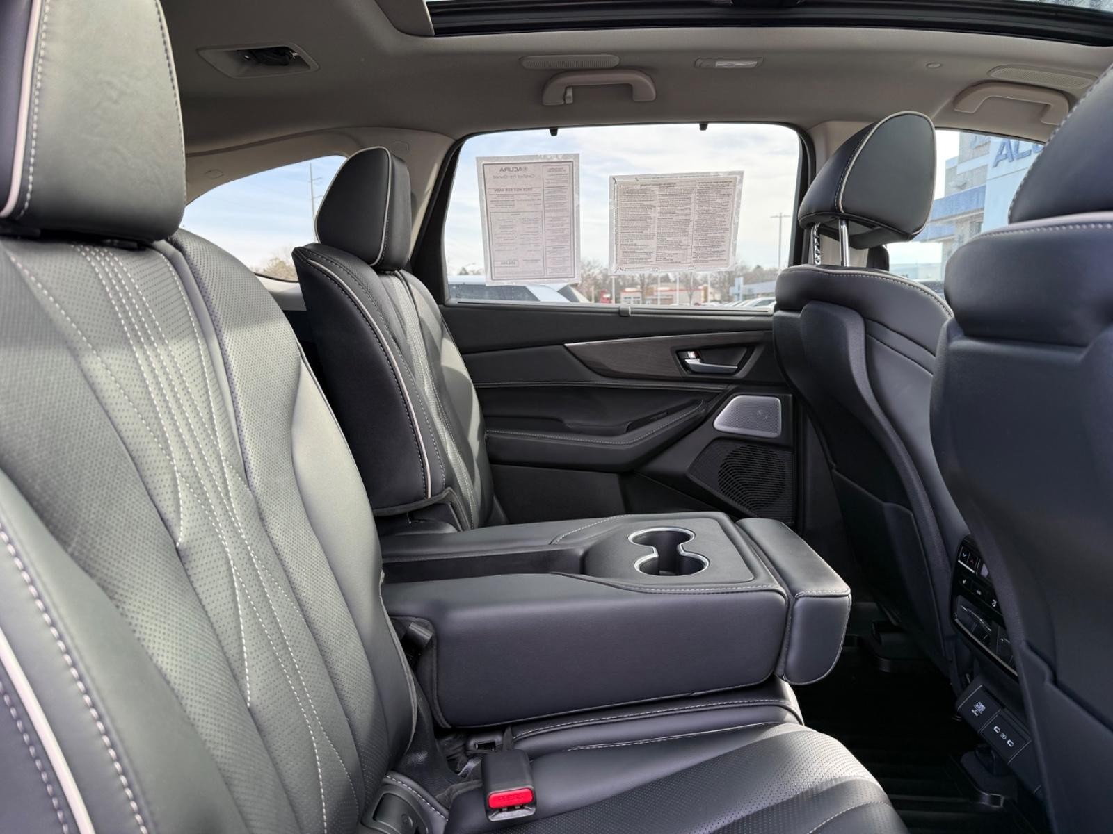 Acura MDX Vehicle Full-screen Gallery Image 11