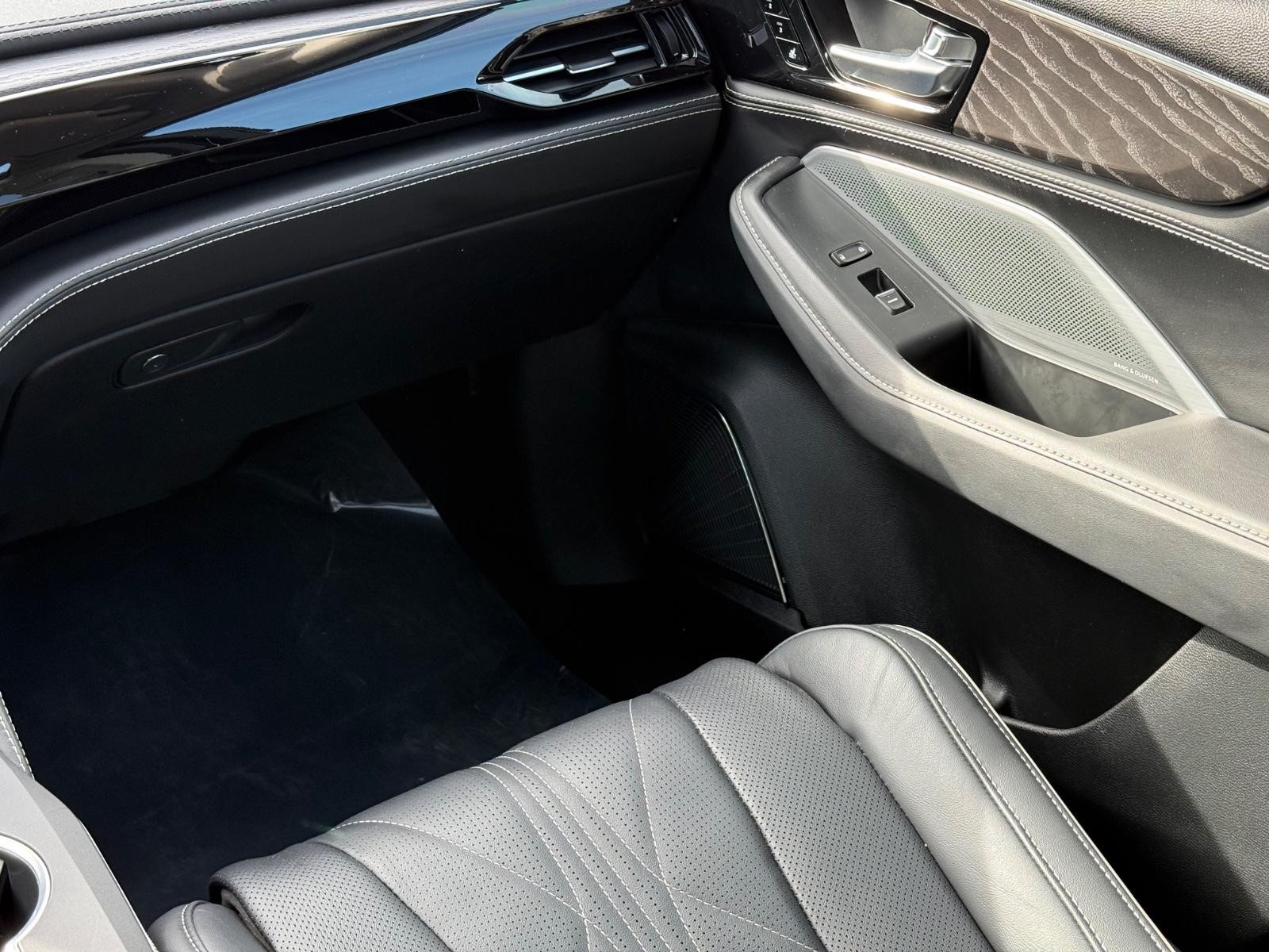 Acura MDX Vehicle Full-screen Gallery Image 15