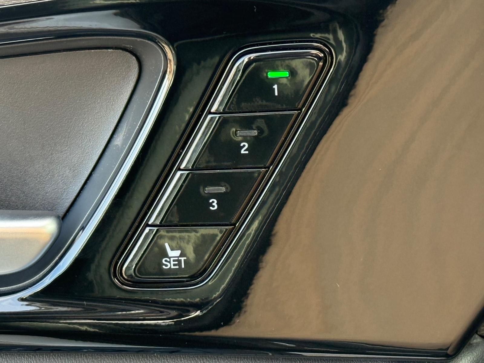 Acura MDX Vehicle Full-screen Gallery Image 17