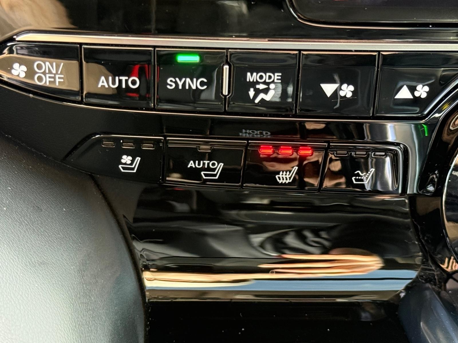 Acura MDX Vehicle Full-screen Gallery Image 22