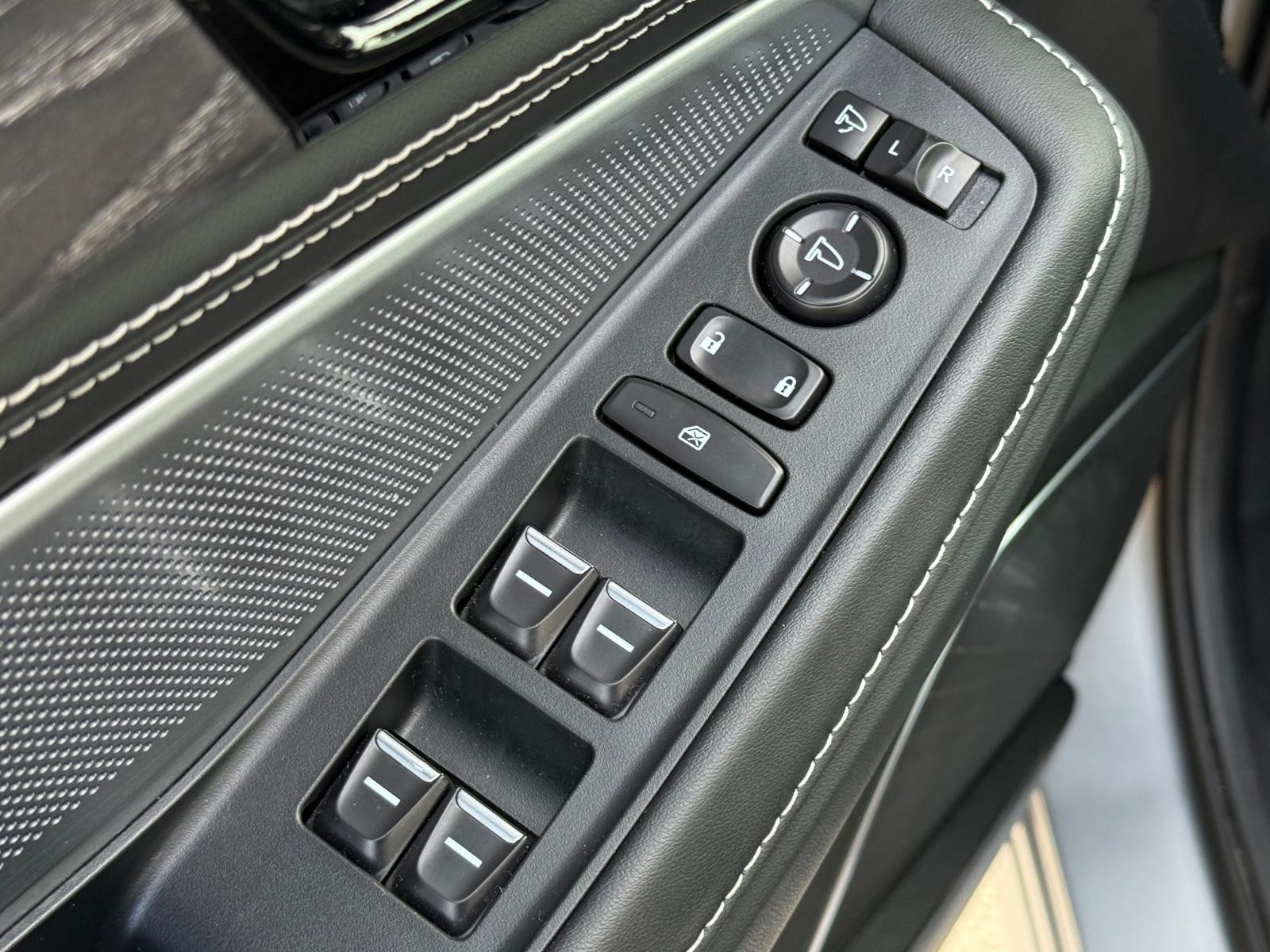 Acura MDX Vehicle Full-screen Gallery Image 23