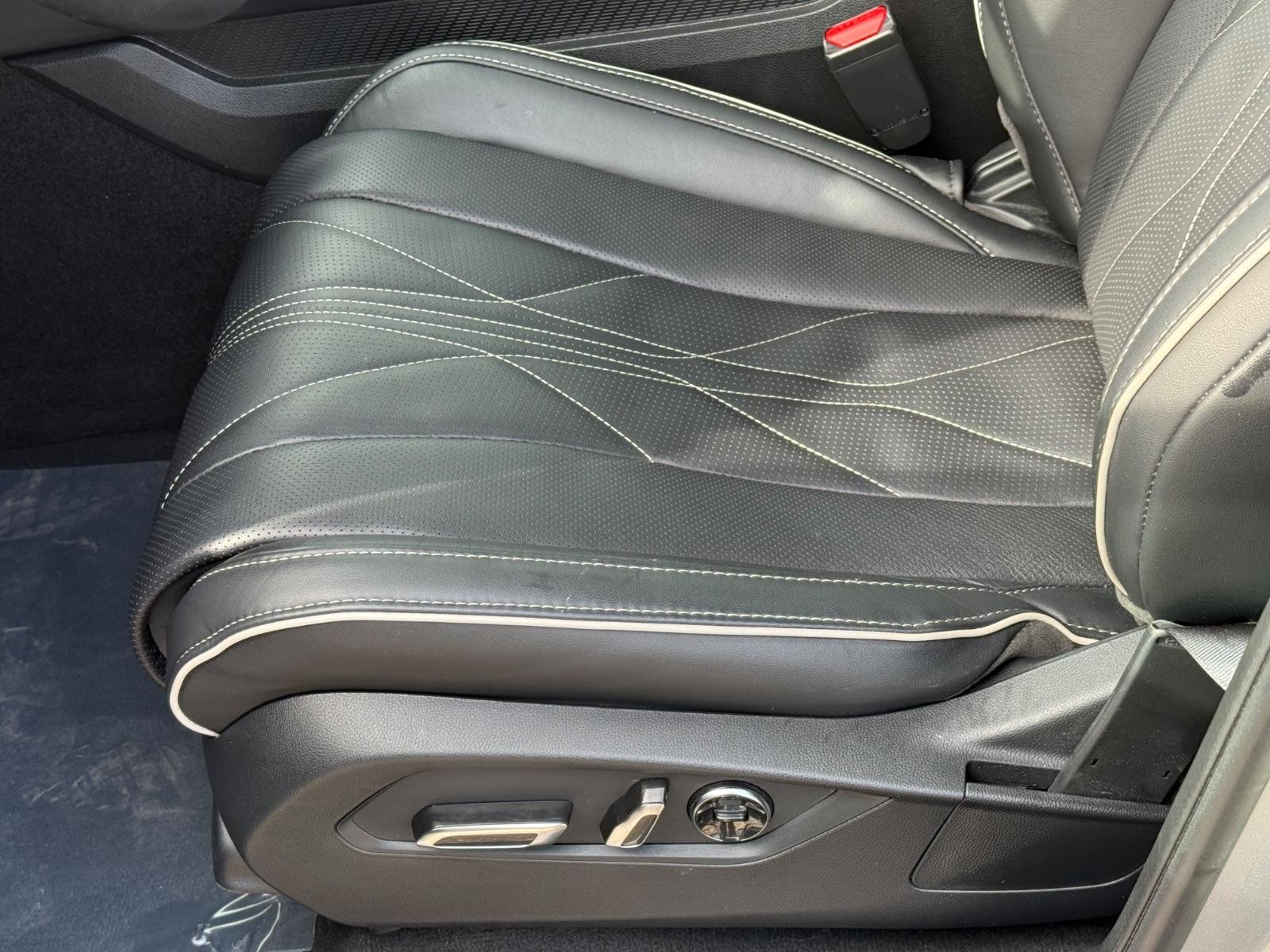 Acura MDX Vehicle Full-screen Gallery Image 25