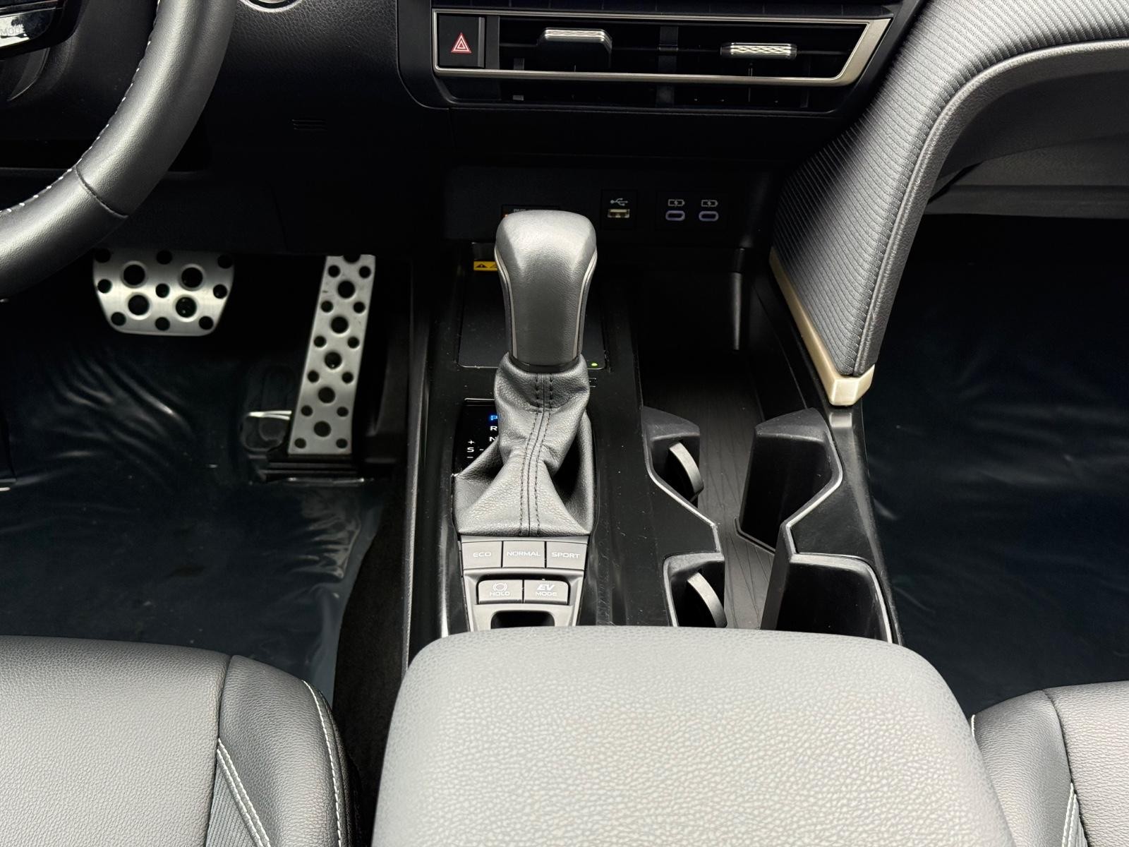 Toyota Camry Vehicle Image 13