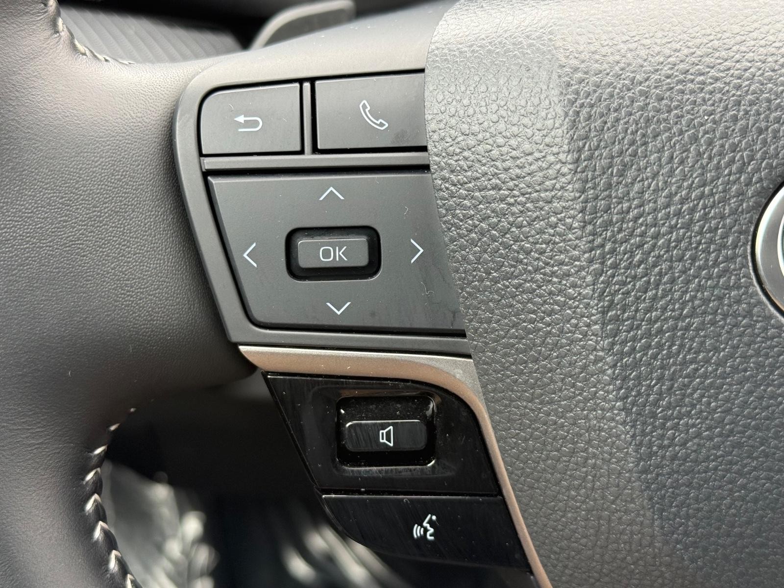 Toyota Camry Vehicle Image 16