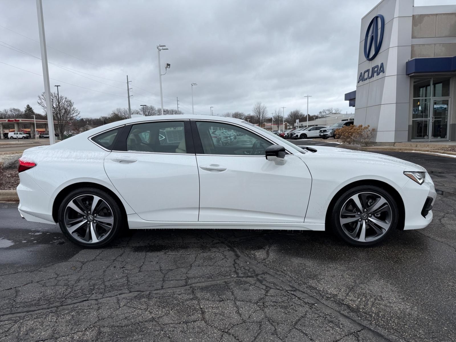 Acura TLX Vehicle Full-screen Gallery Image 02