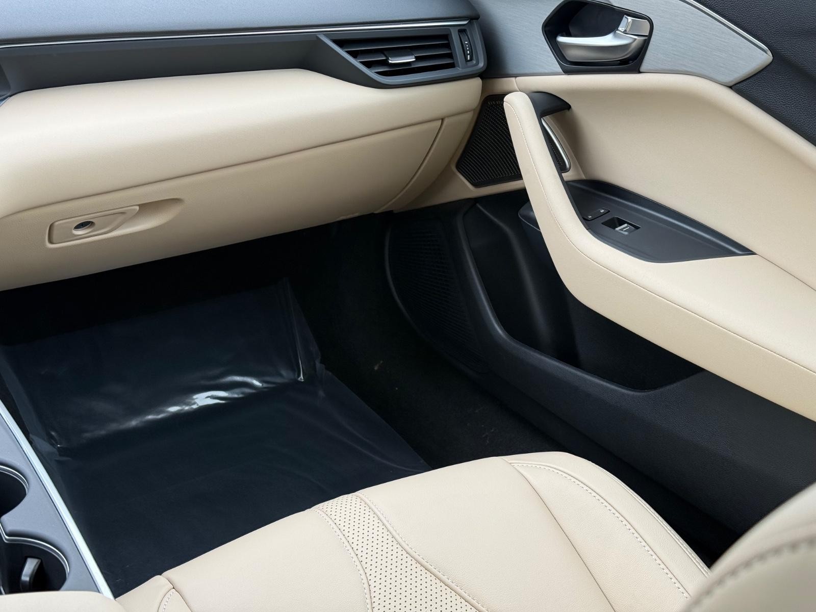 Acura TLX Vehicle Full-screen Gallery Image 13