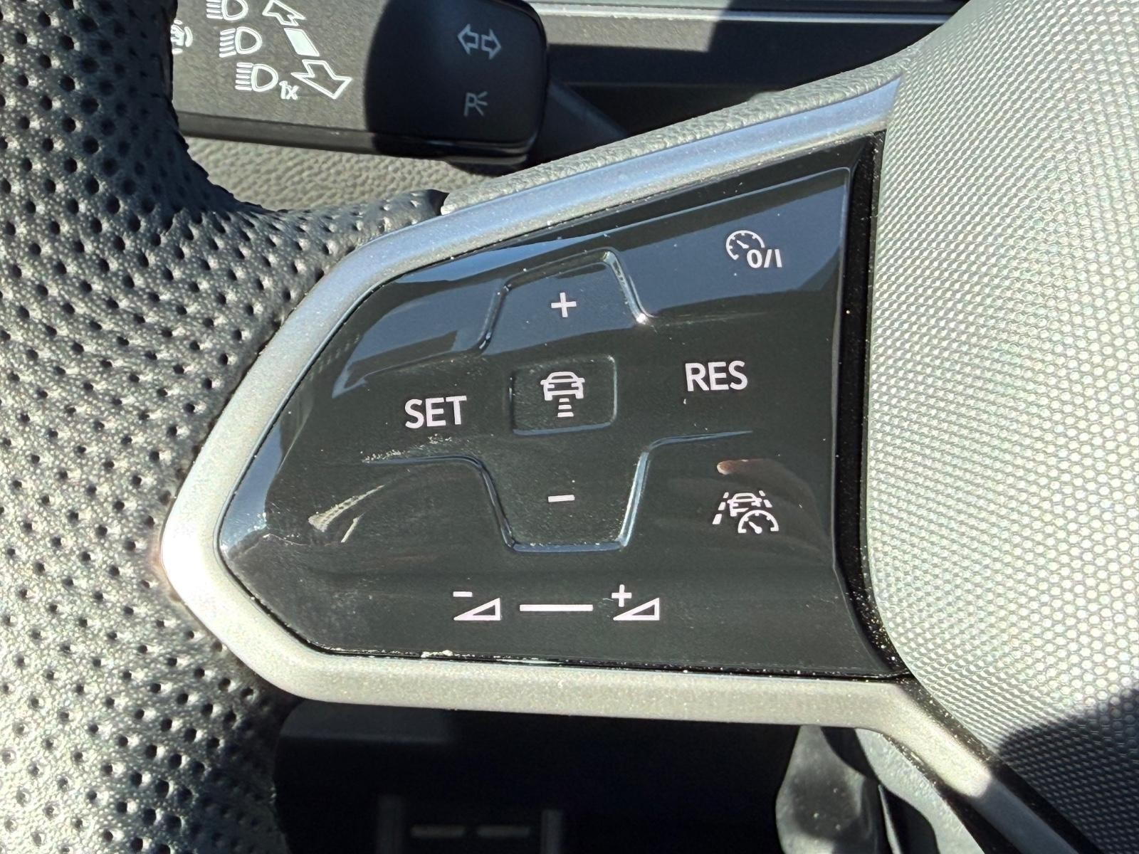 Volkswagen Tiguan Vehicle Image 16