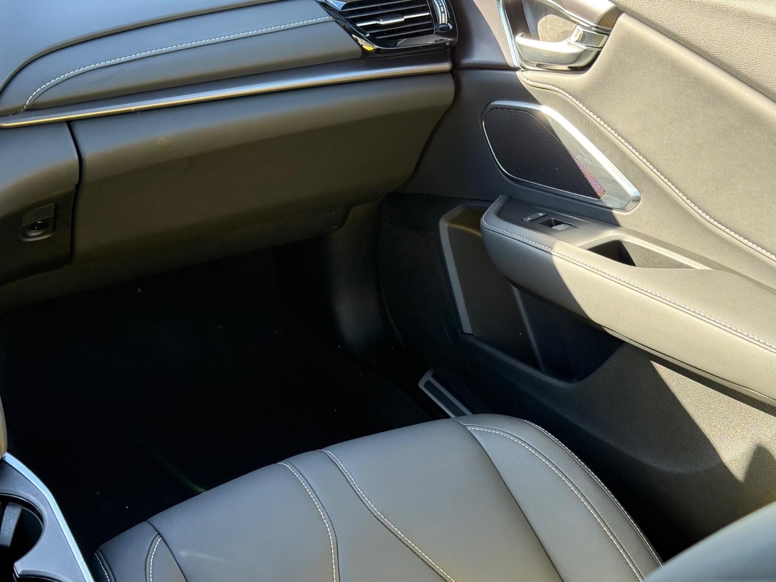 Acura RDX Vehicle Full-screen Gallery Image 15