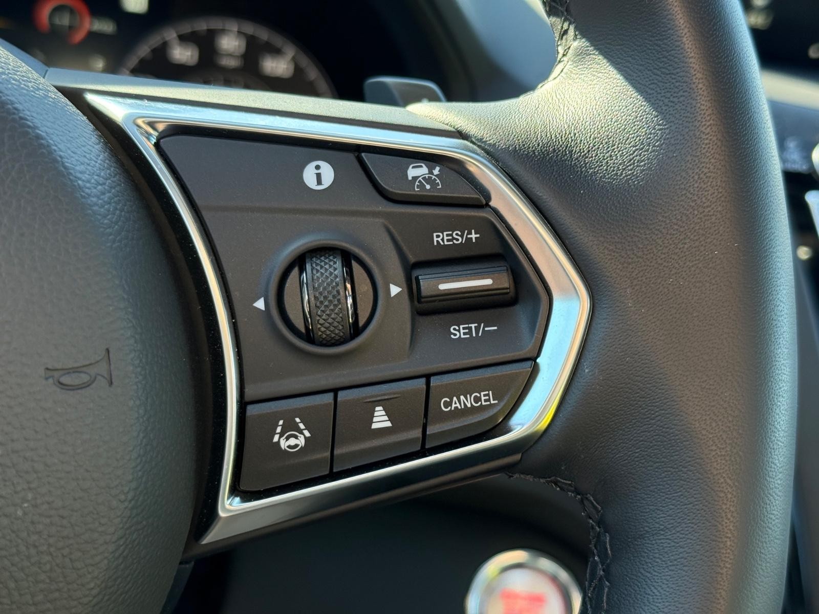 Acura RDX Vehicle Full-screen Gallery Image 18