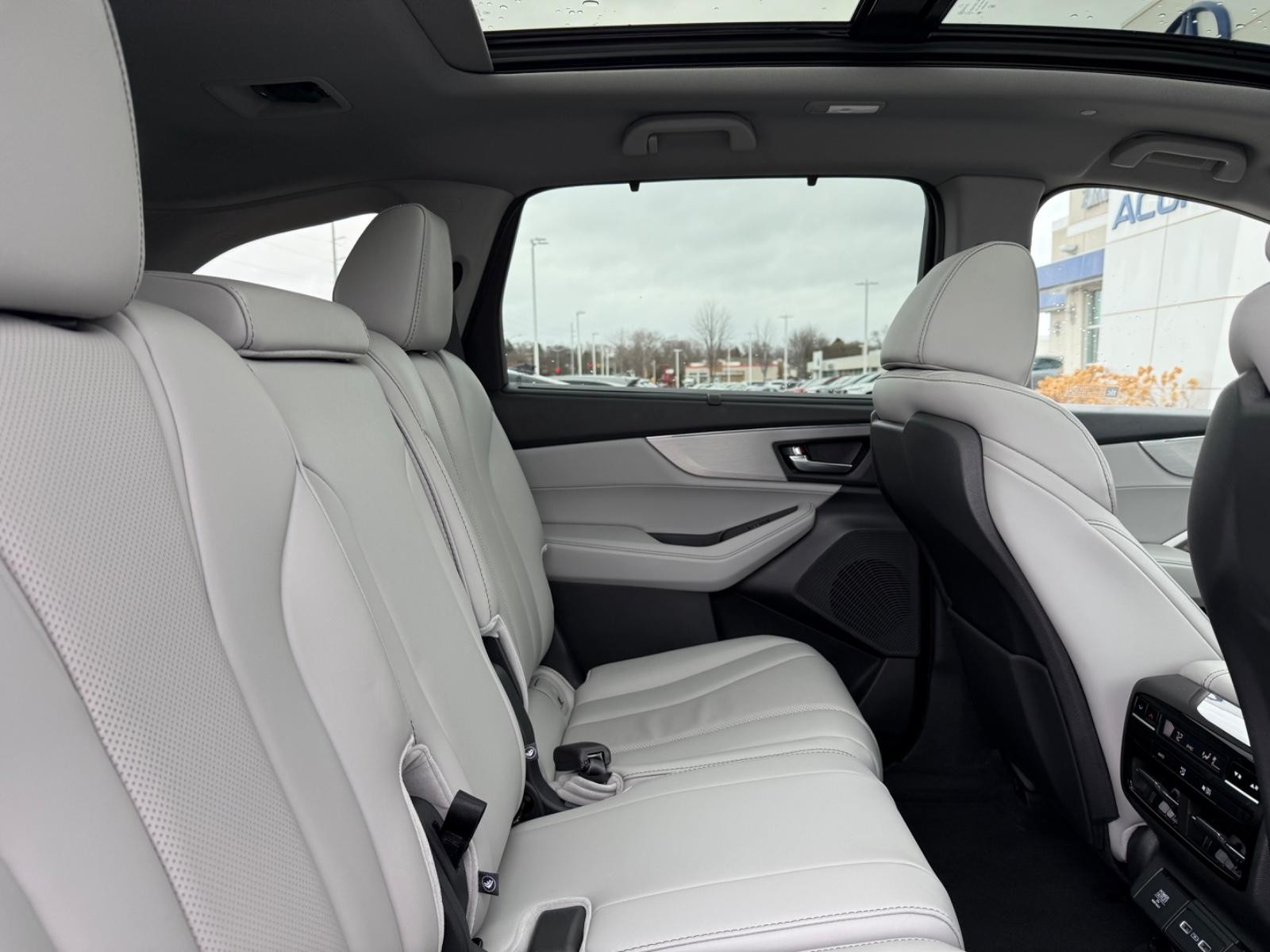 Acura MDX Vehicle Full-screen Gallery Image 10