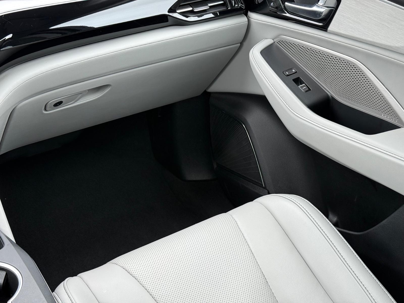 Acura MDX Vehicle Full-screen Gallery Image 15