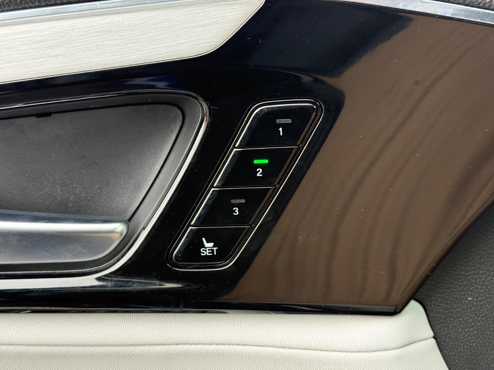 Acura MDX Vehicle Full-screen Gallery Image 16