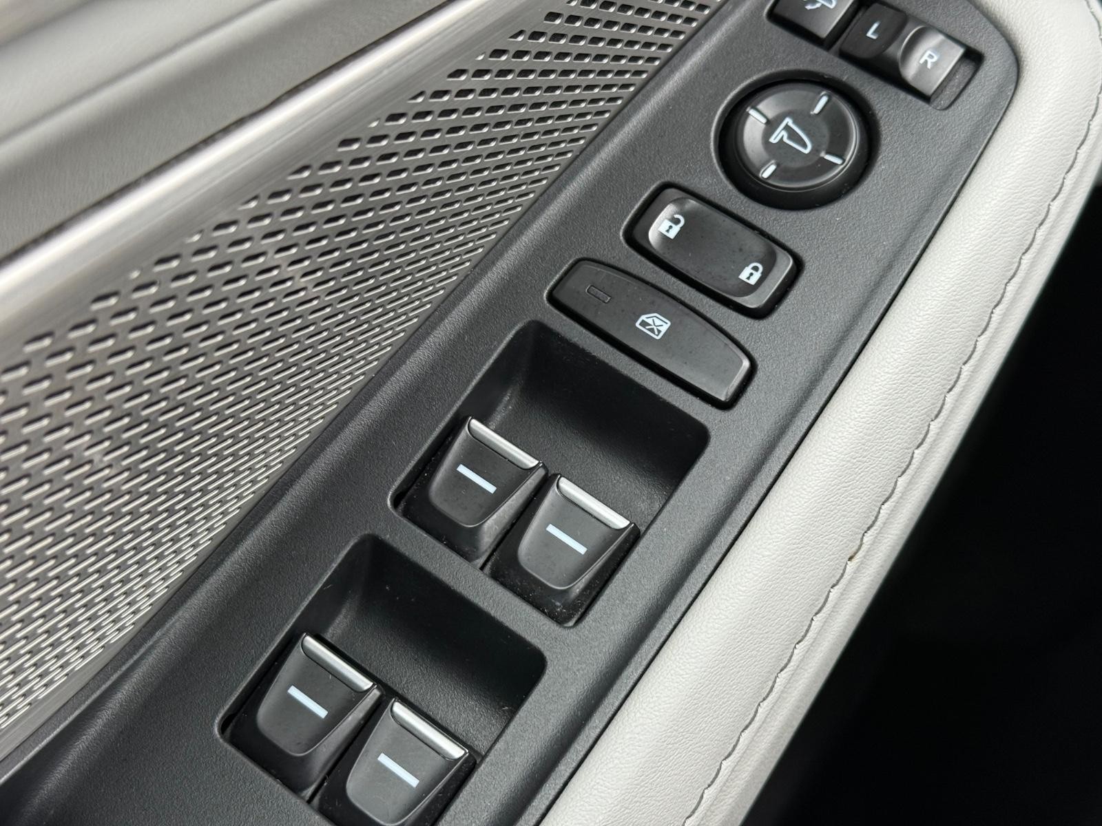 Acura MDX Vehicle Full-screen Gallery Image 22