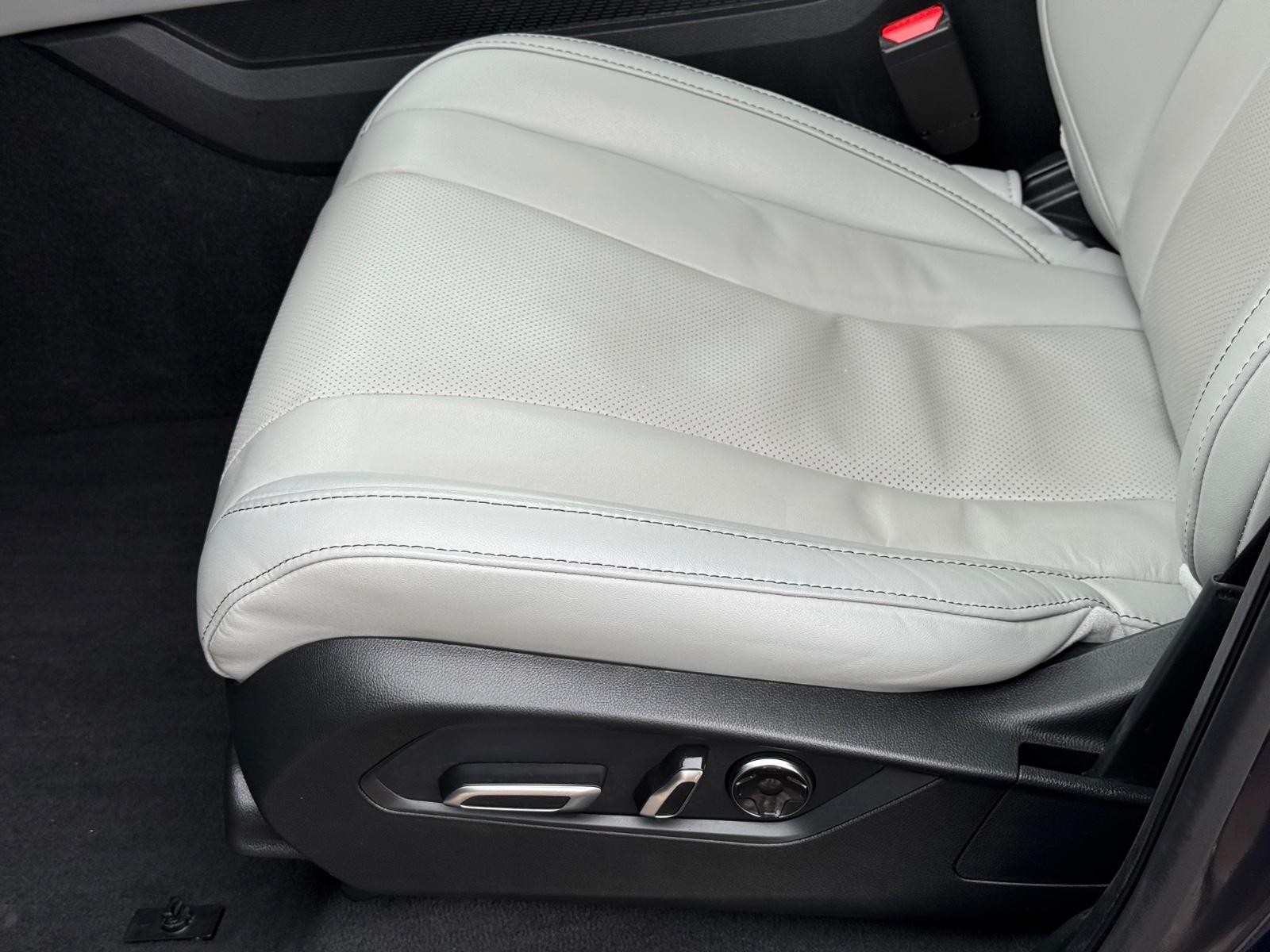 Acura MDX Vehicle Full-screen Gallery Image 23