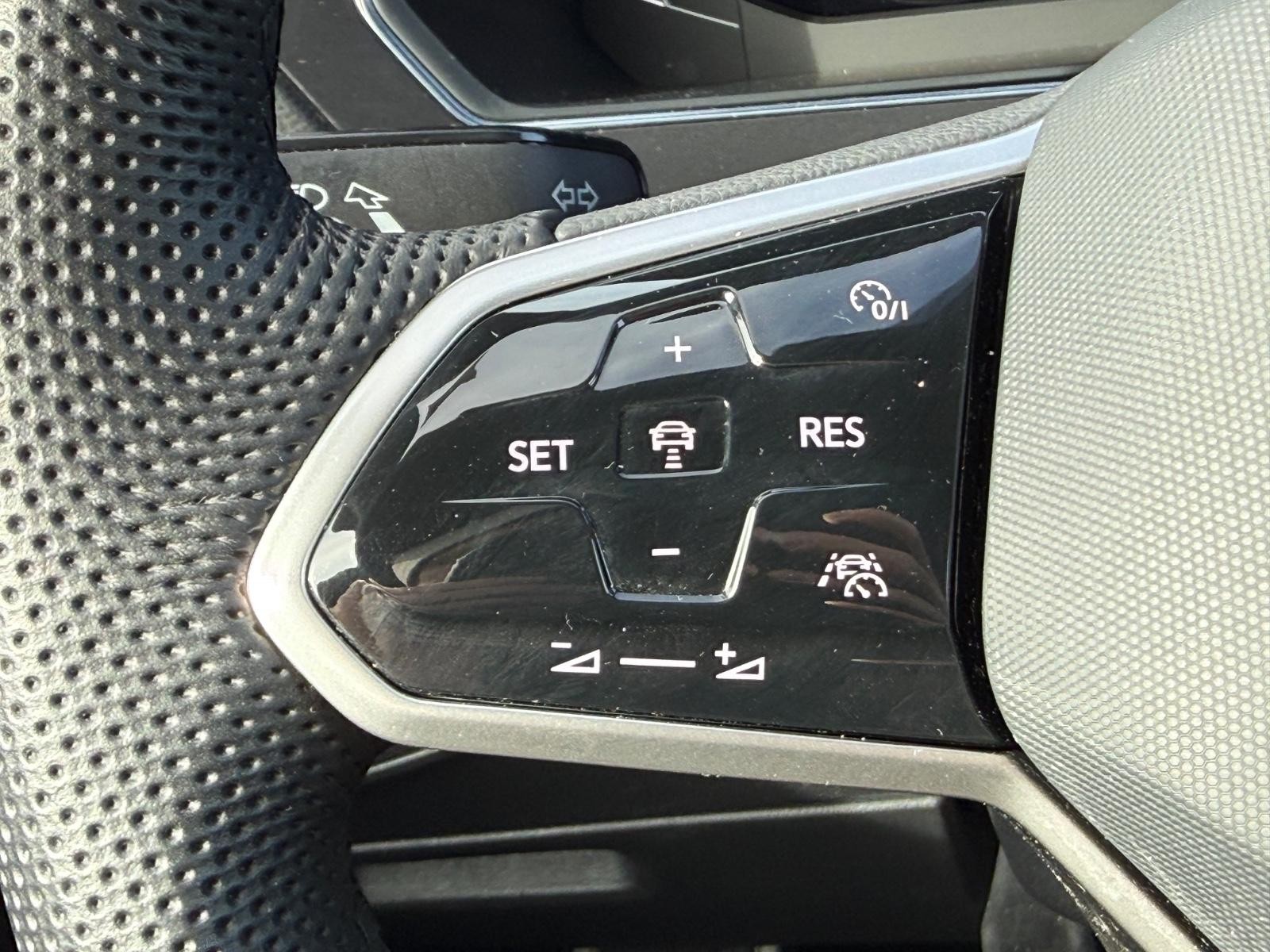 Volkswagen Tiguan Vehicle Image 16