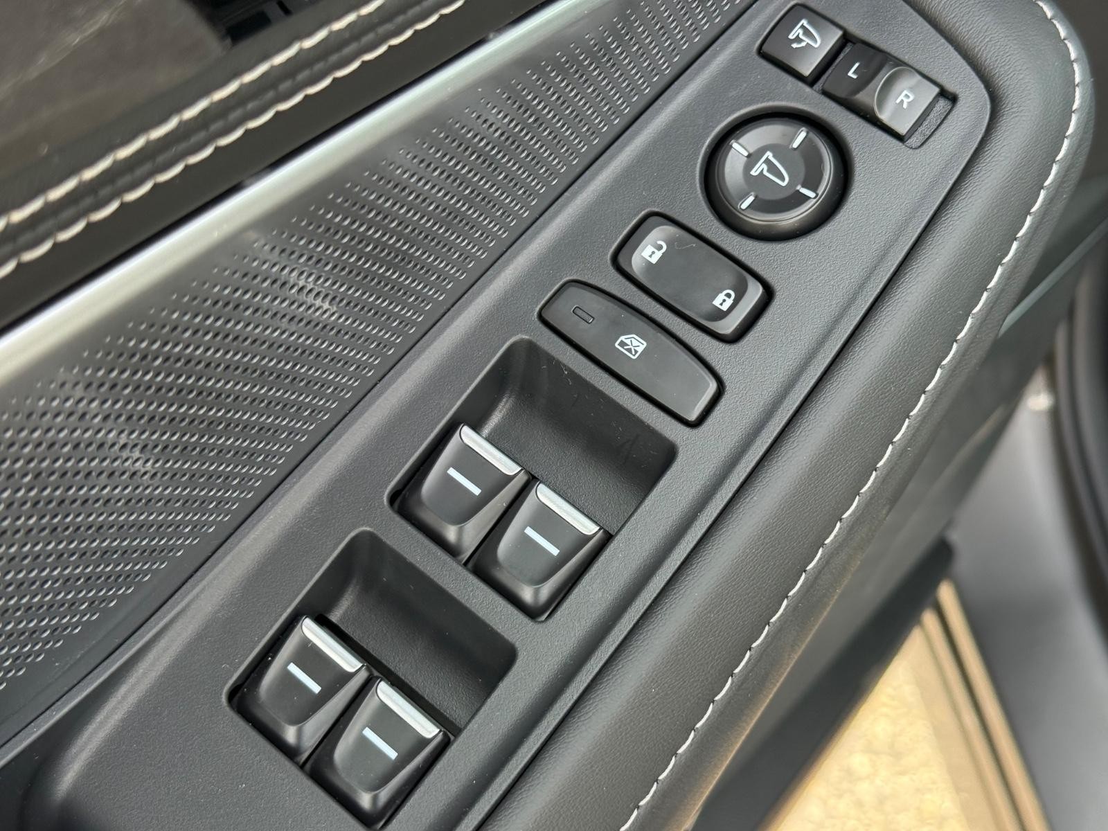 Acura MDX Vehicle Image 15