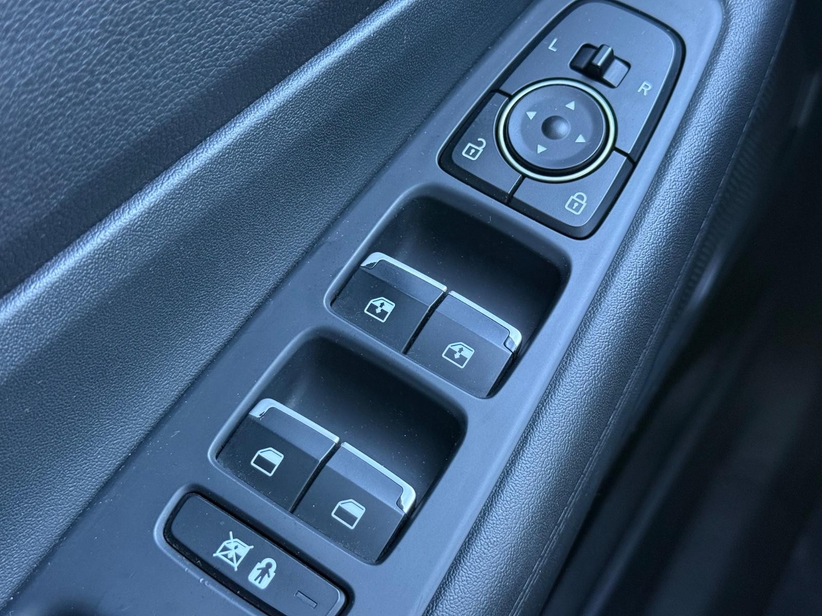 Hyundai Santa Fe Vehicle Image 23