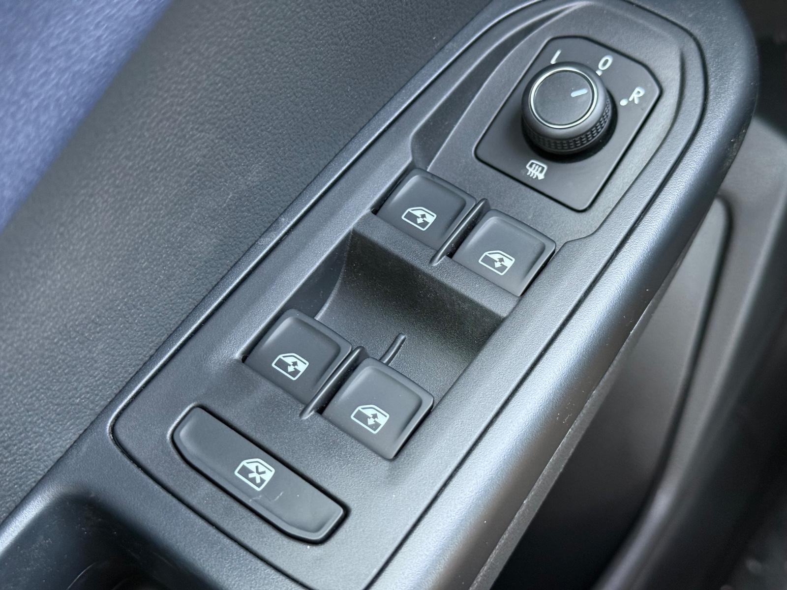 Volkswagen Taos Vehicle Image 16