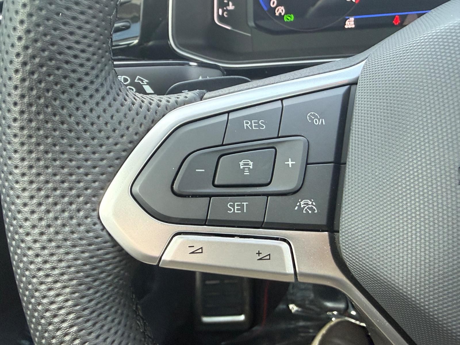 Volkswagen Jetta GLI Vehicle Image 11