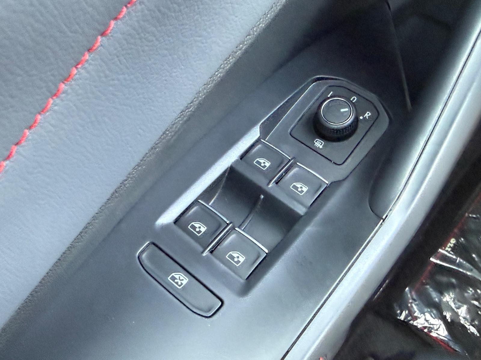 Volkswagen Jetta GLI Vehicle Image 15