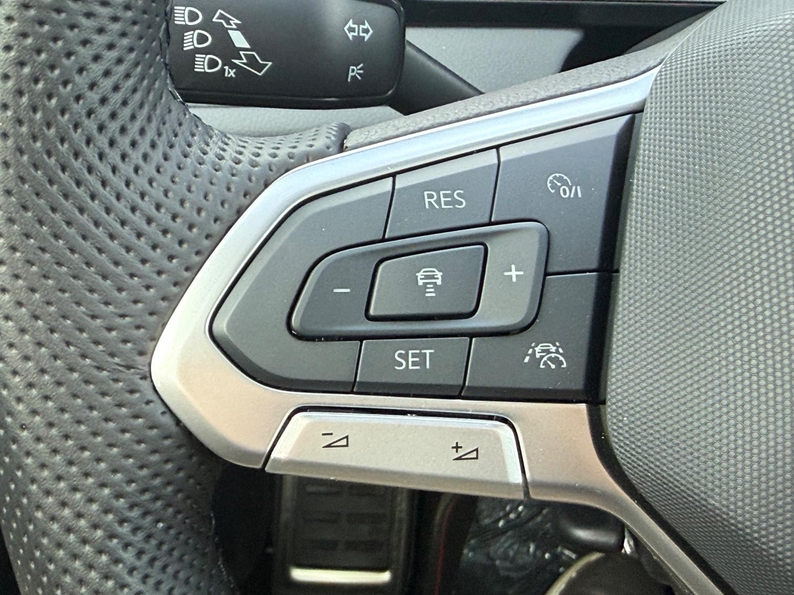 Volkswagen Jetta GLI Vehicle Image 11