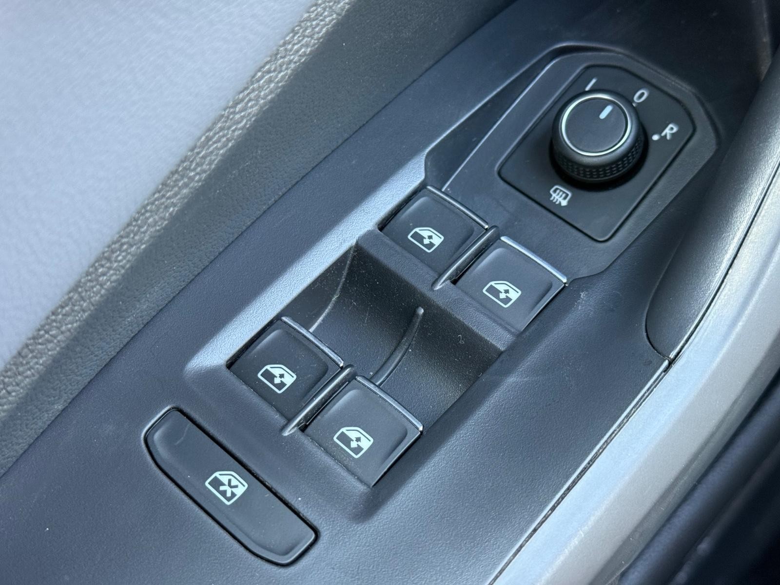 Volkswagen Jetta GLI Vehicle Image 16