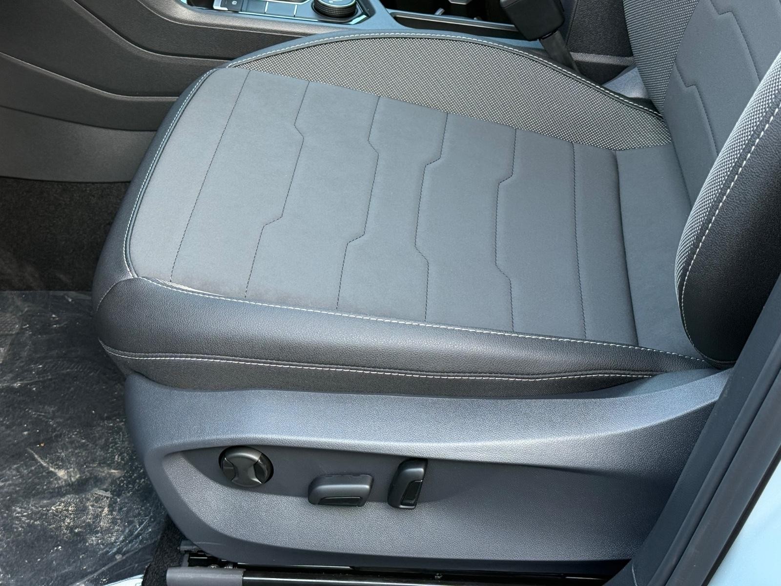 Volkswagen Taos Vehicle Image 16