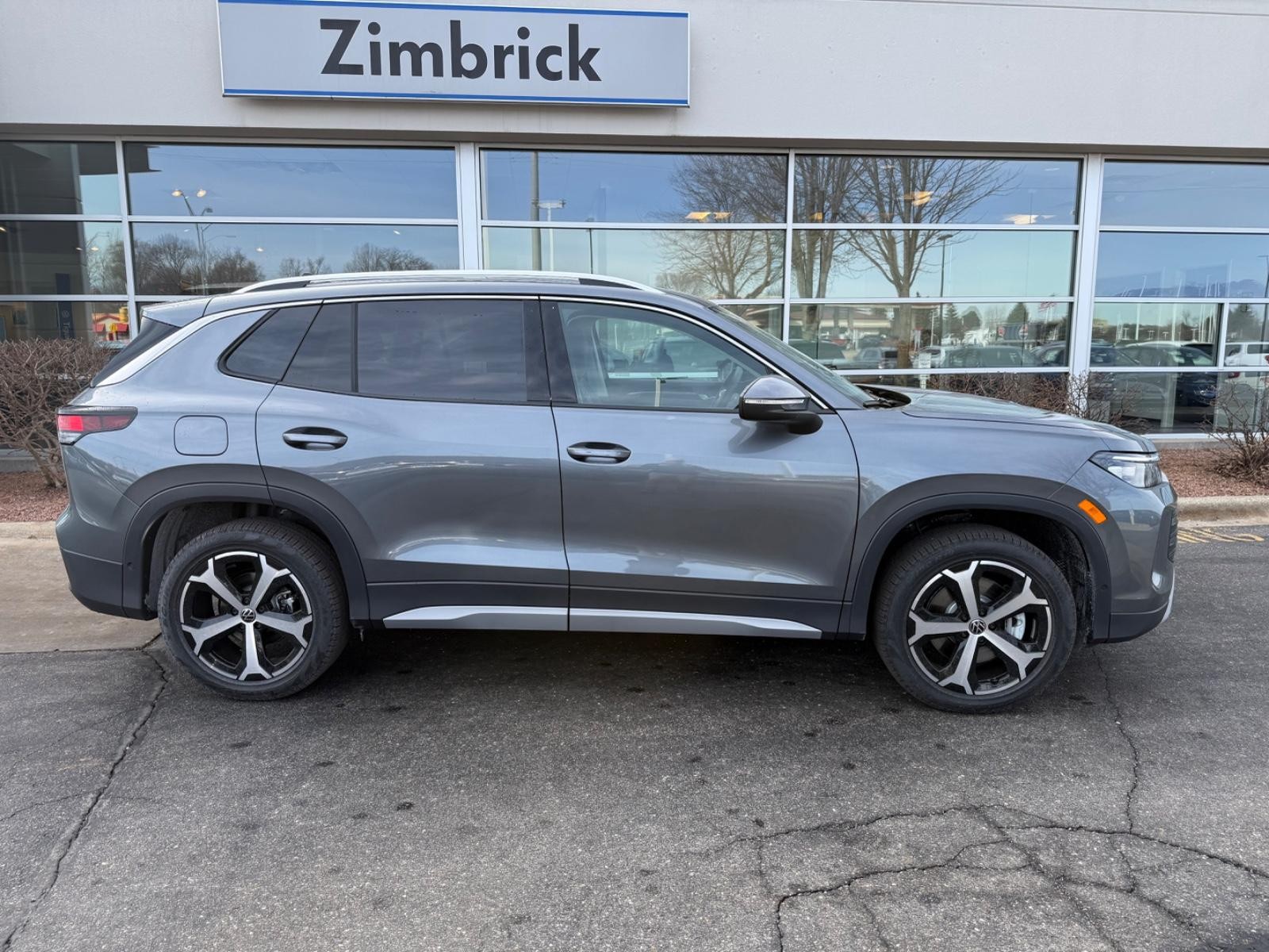 Volkswagen Tiguan Vehicle Image 02