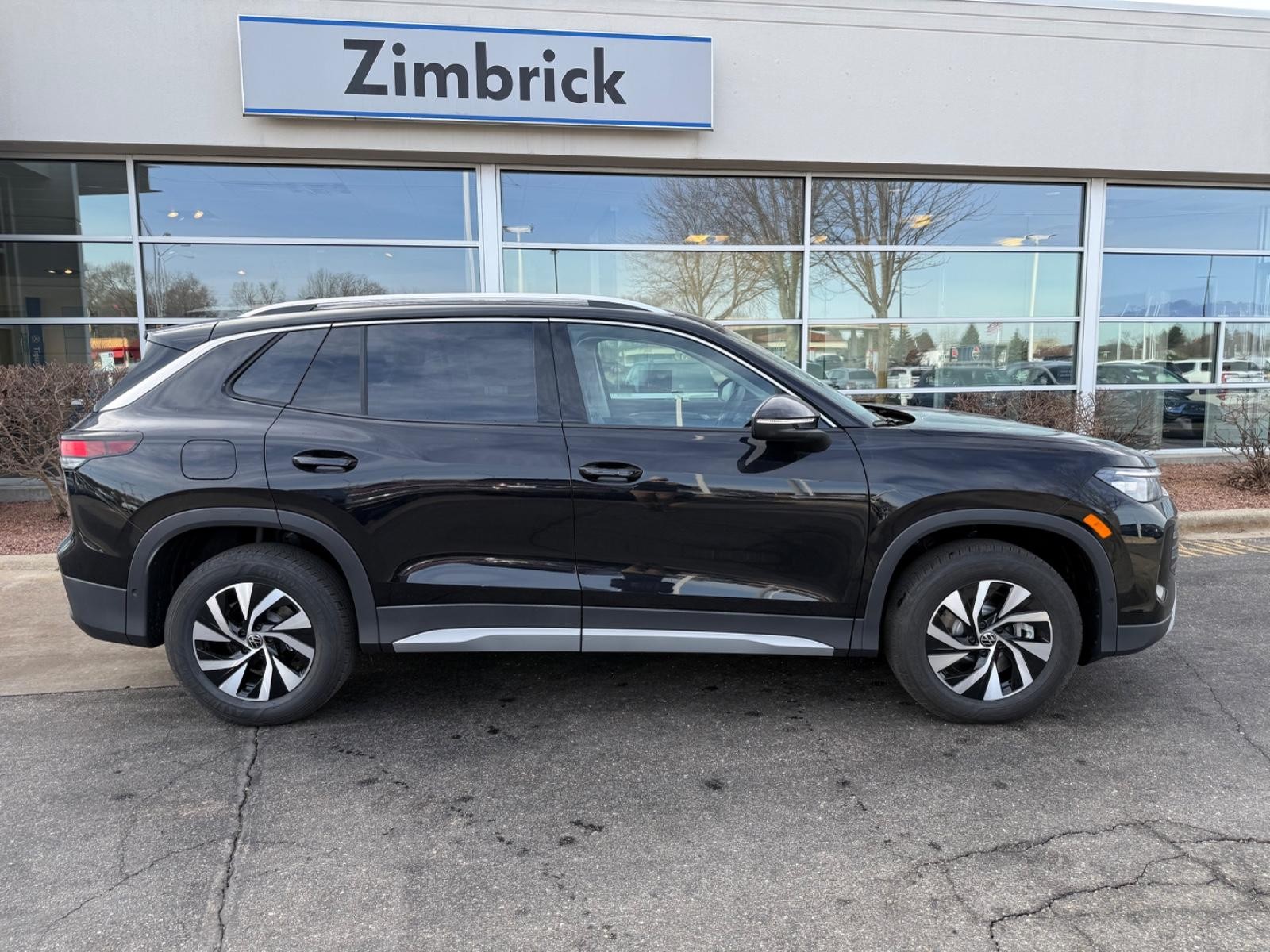 Volkswagen Tiguan Vehicle Image 02