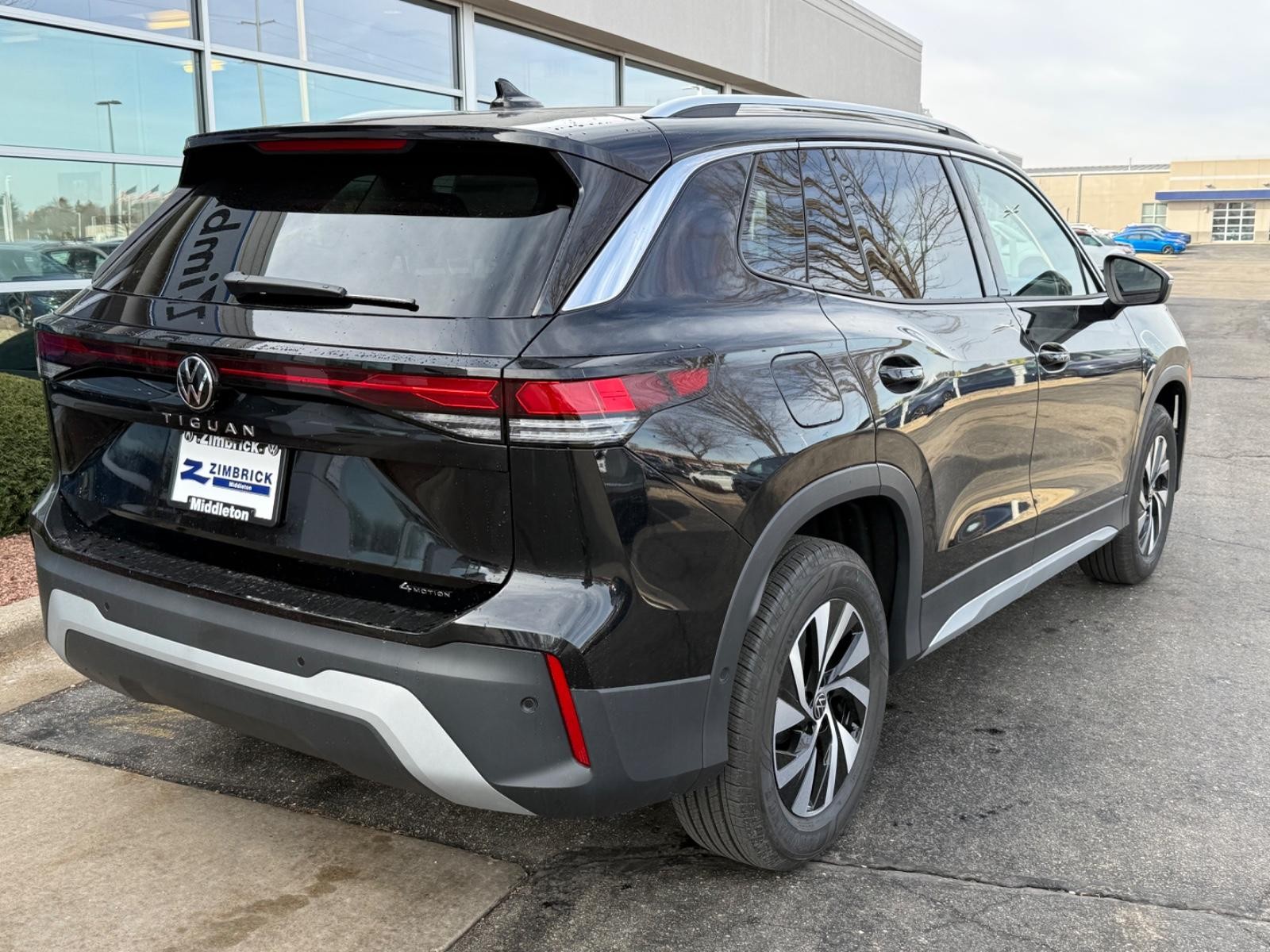 Volkswagen Tiguan Vehicle Image 03