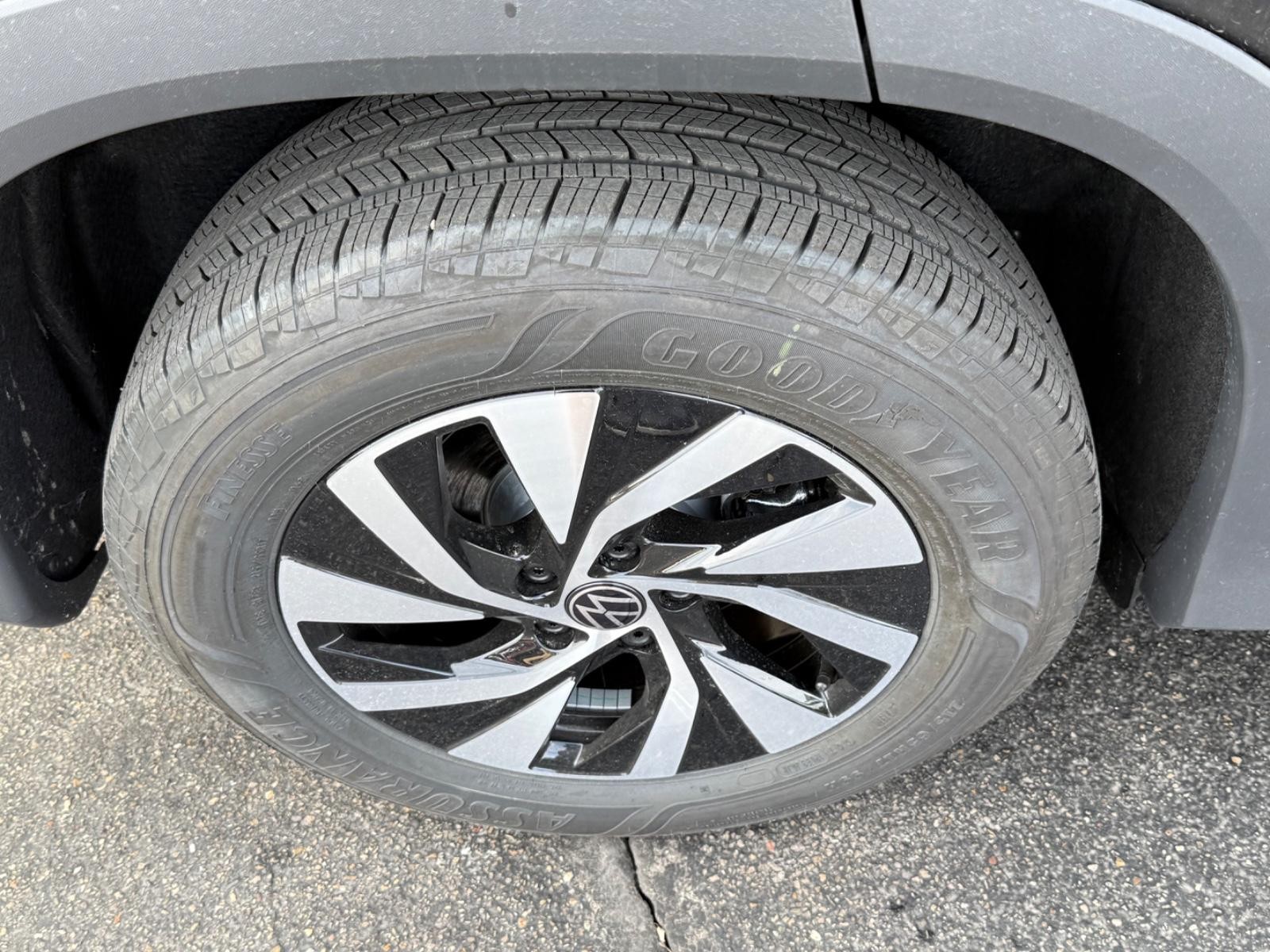 Volkswagen Tiguan Vehicle Image 04