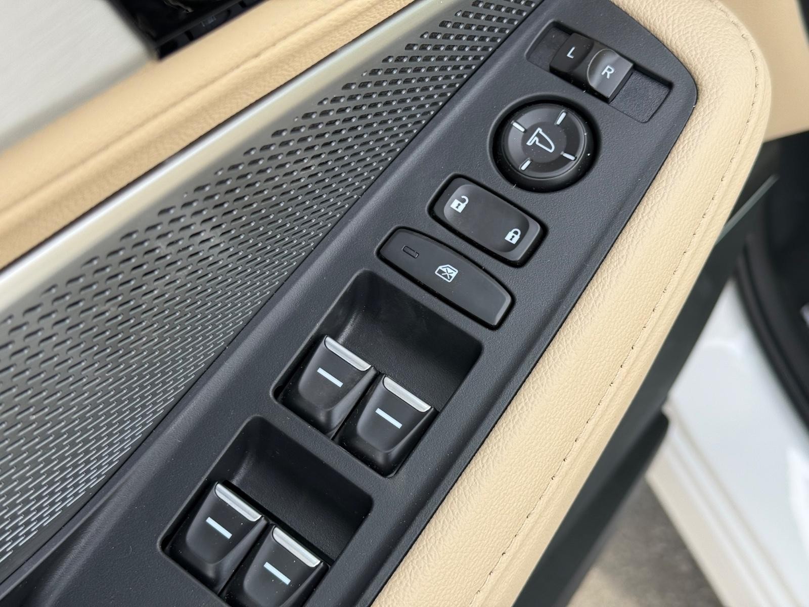 Acura MDX Vehicle Image 16