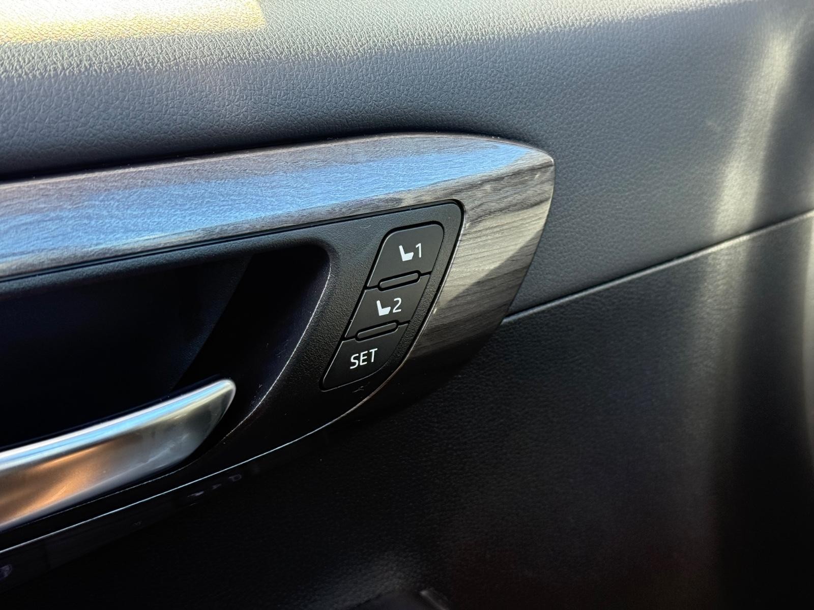 Toyota Highlander Vehicle Image 16