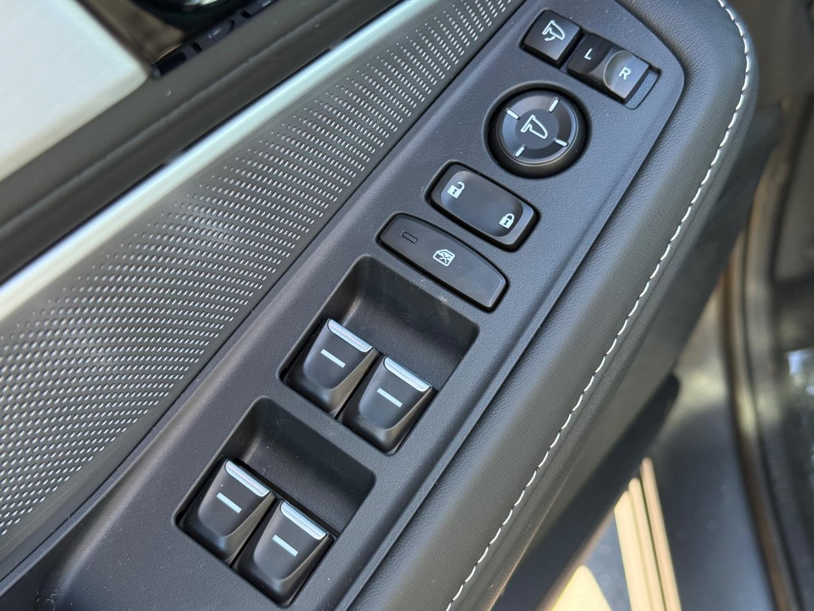 Acura MDX Vehicle Image 16