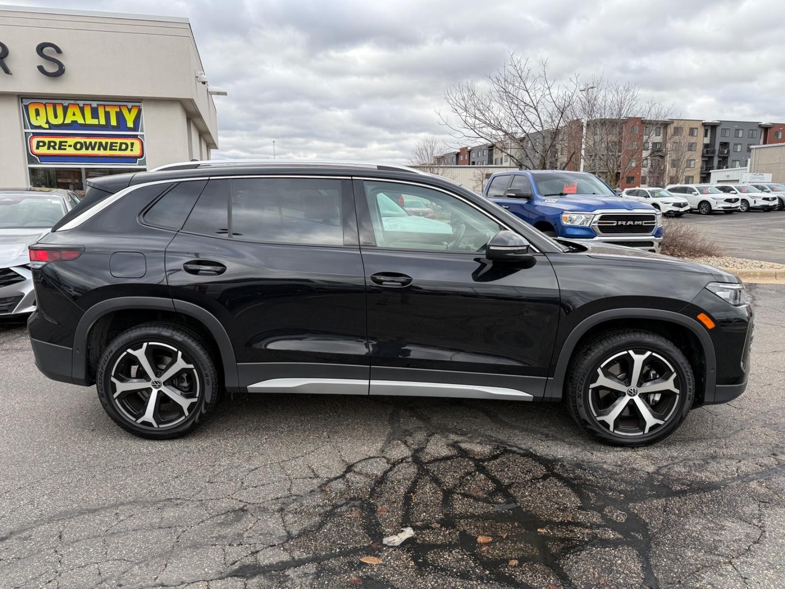 Volkswagen Tiguan Vehicle Image 02