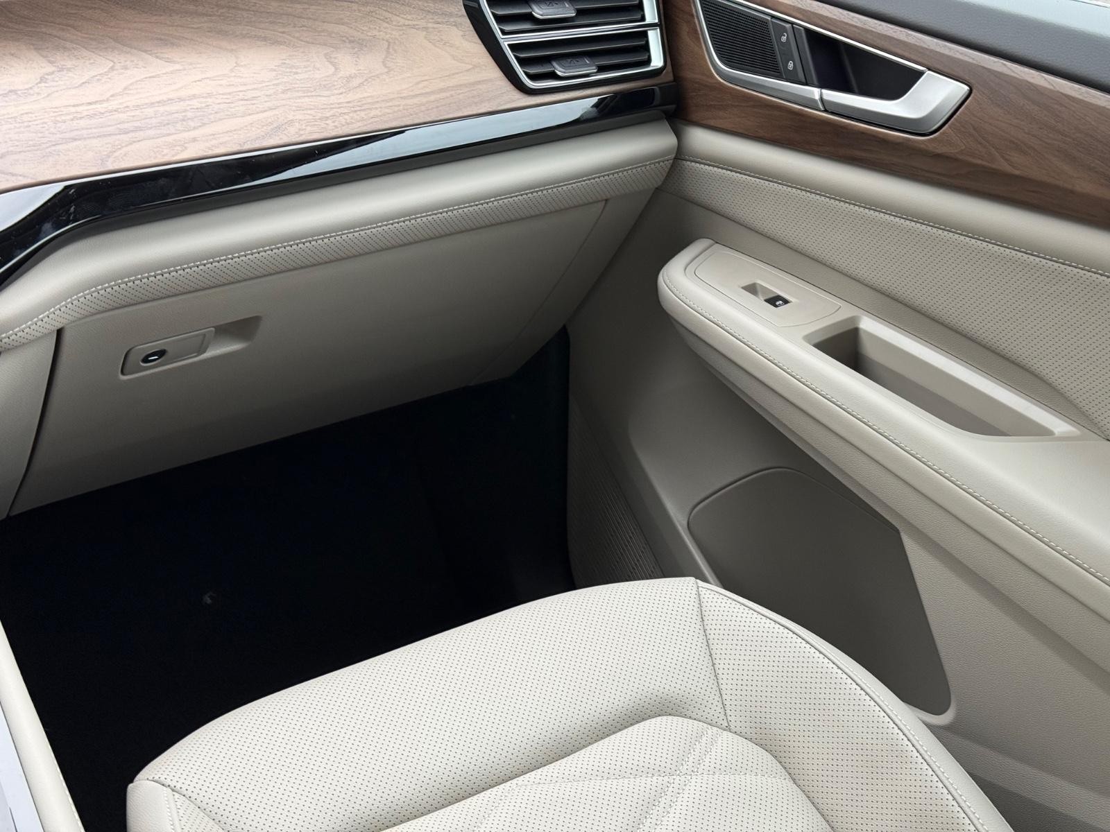 Volkswagen Atlas Vehicle Image 11