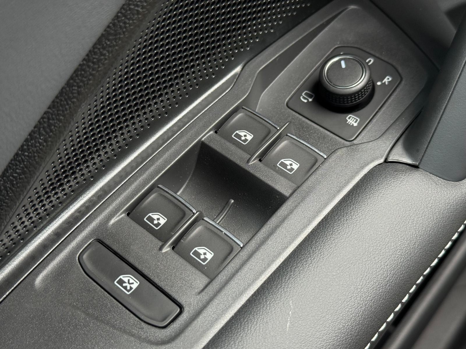 Volkswagen Tiguan Vehicle Image 15