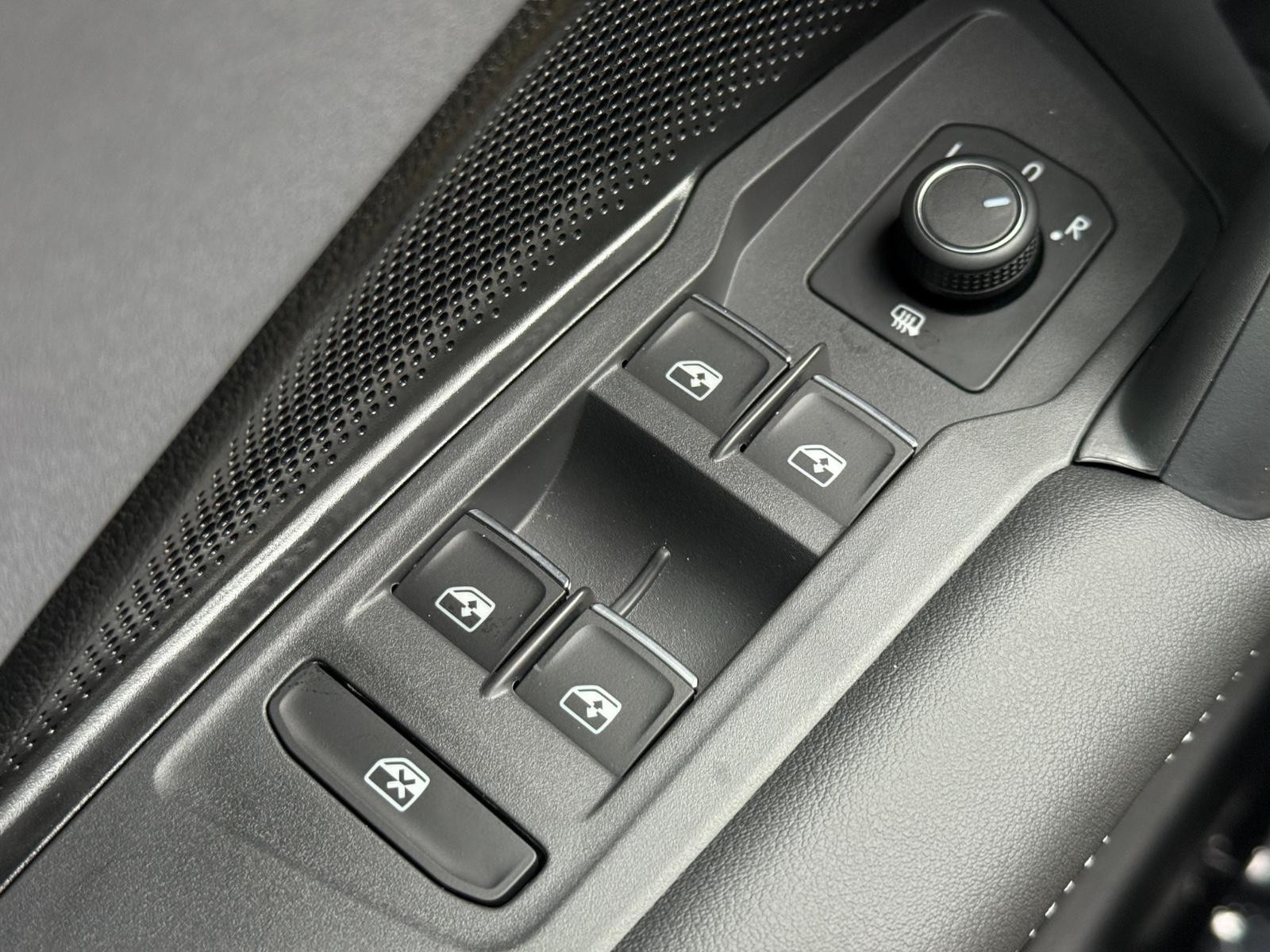 Volkswagen Tiguan Vehicle Image 15