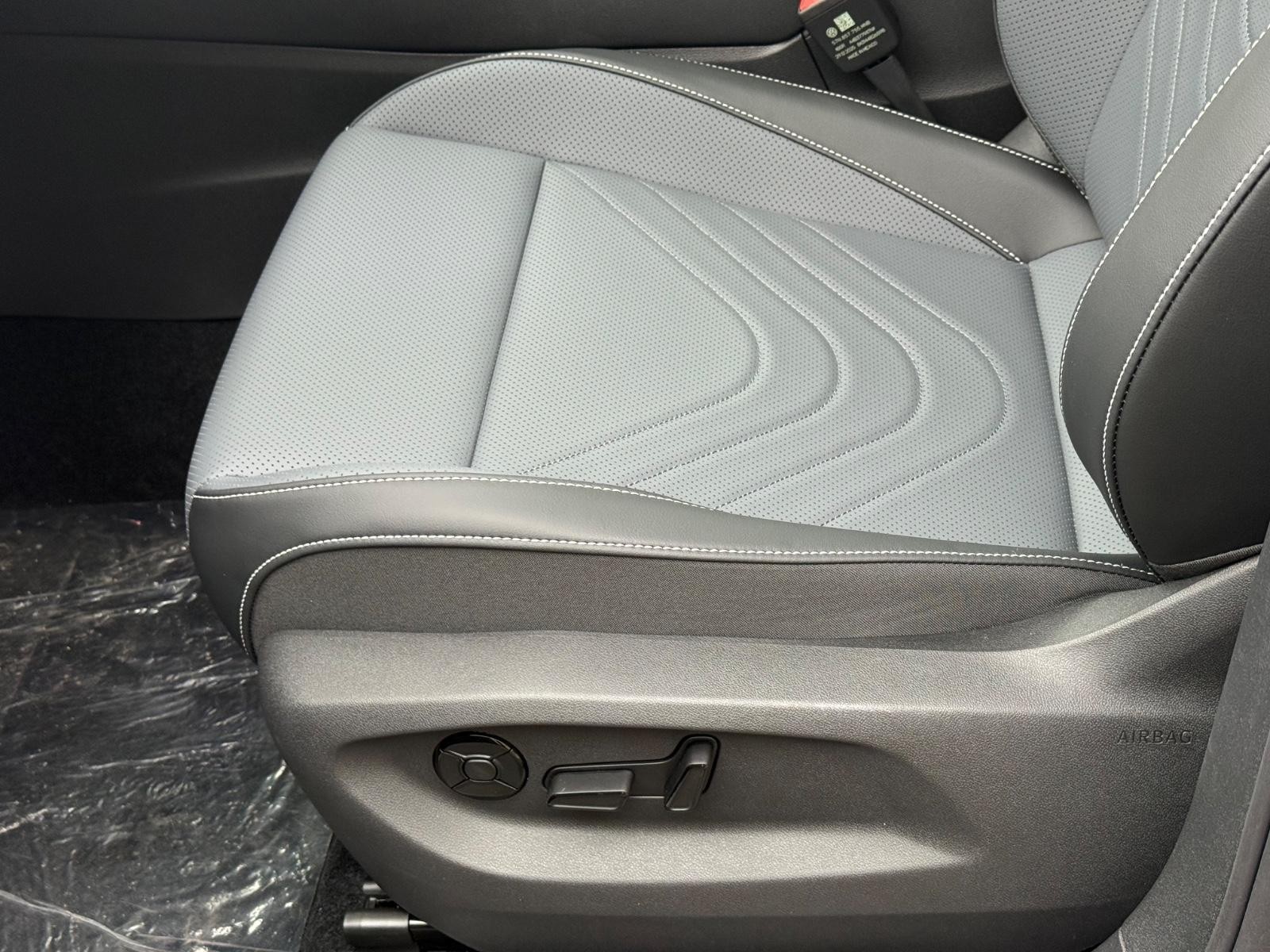 Volkswagen Tiguan Vehicle Image 16