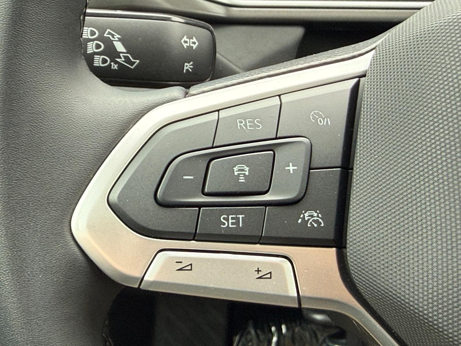 Volkswagen Taos Vehicle Image 11