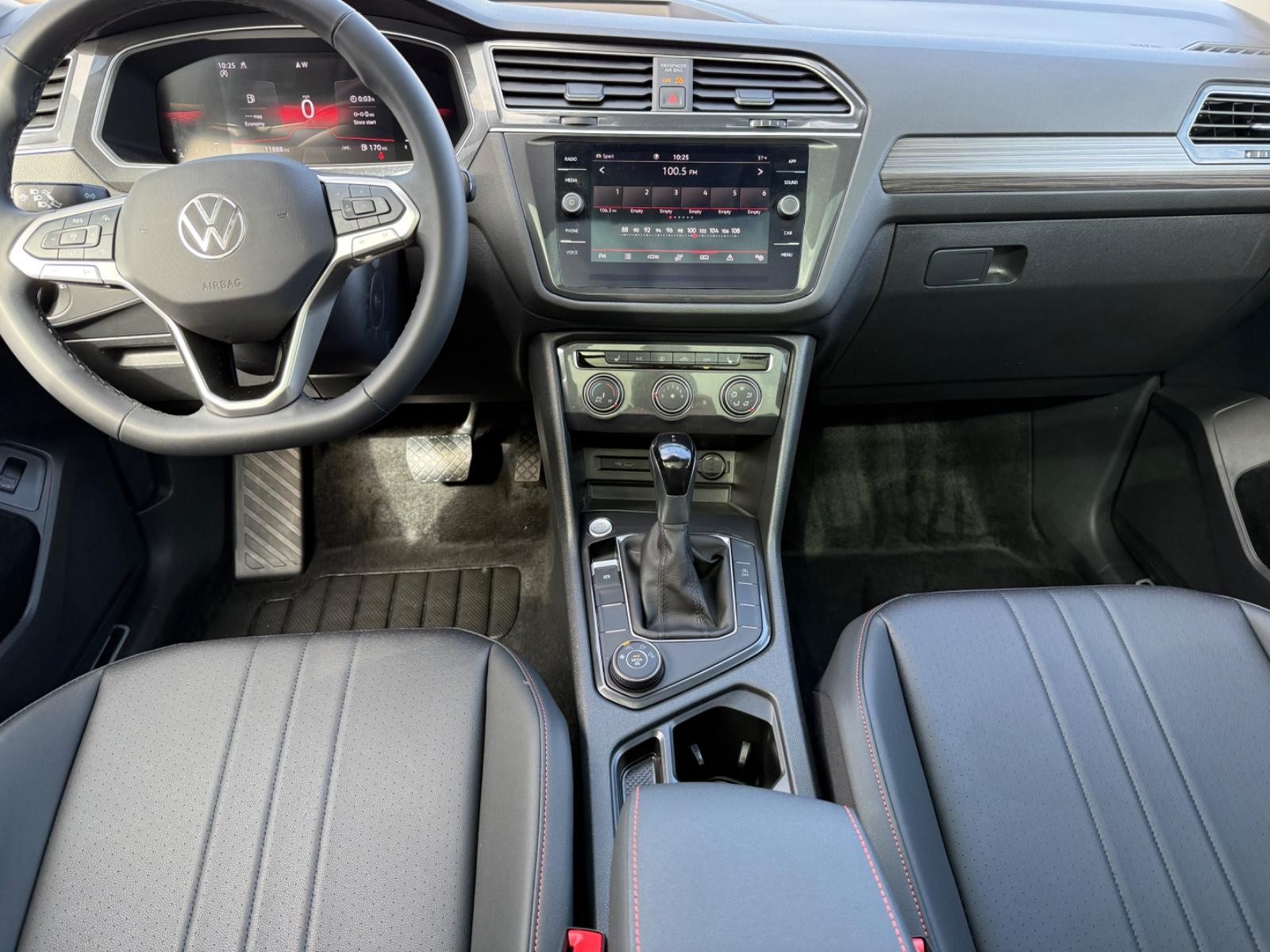 Volkswagen Tiguan Vehicle Image 11